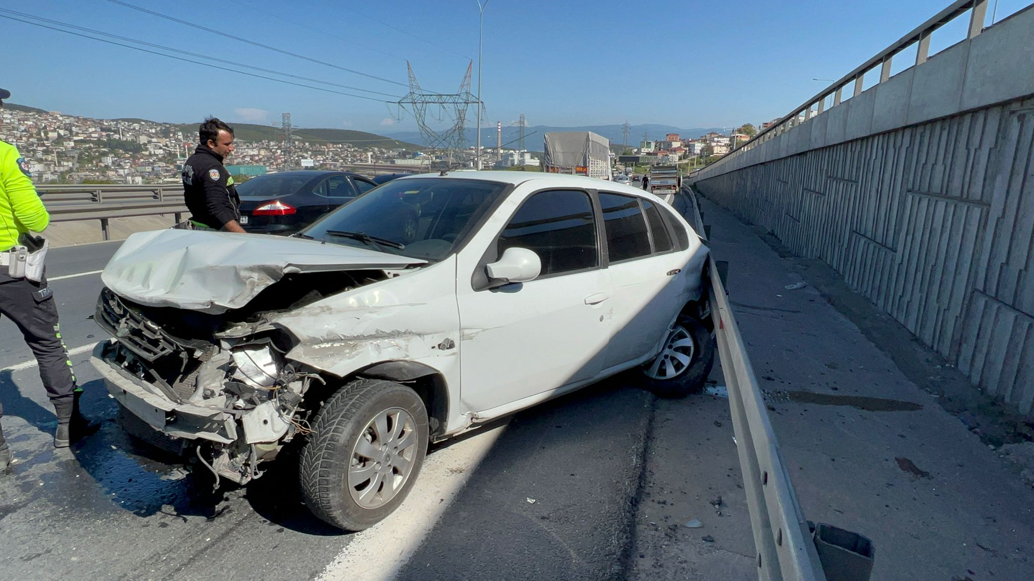 Dilovası’nda bariyere çarpan otomobildeki 1 kişi yaralandı