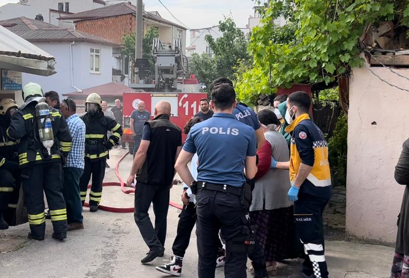 Gebze’de ev yangınında dumandan etkilenen yaşlı kadın hastaneye kaldırıldı