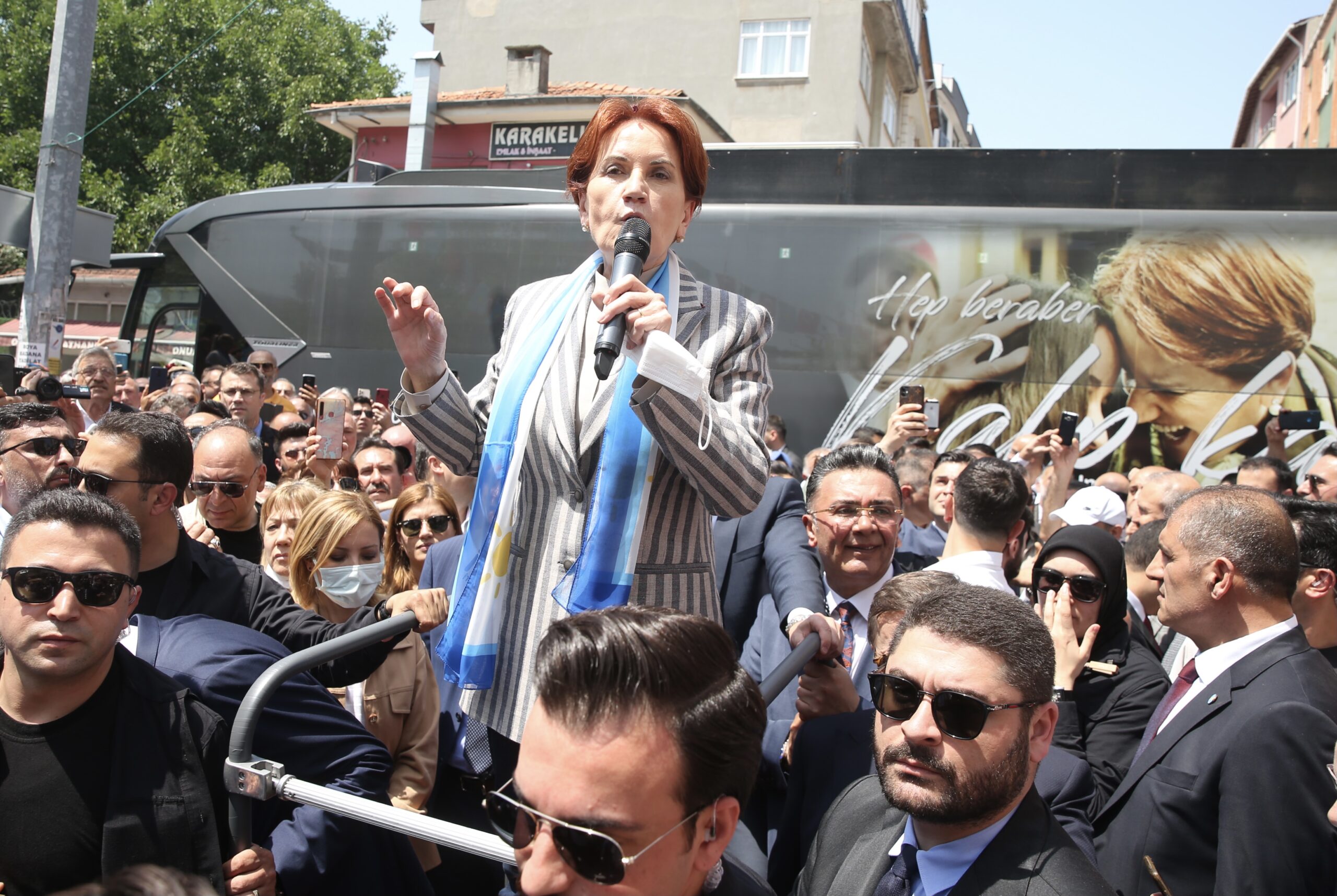 İYİ Parti Genel Başkanı Meral Akşener, Kocaeli’de esnaf ziyaretlerinde bulundu