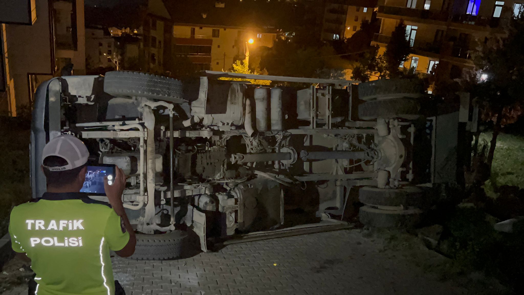 Gebze’de kayan çöp kamyonu devrildi