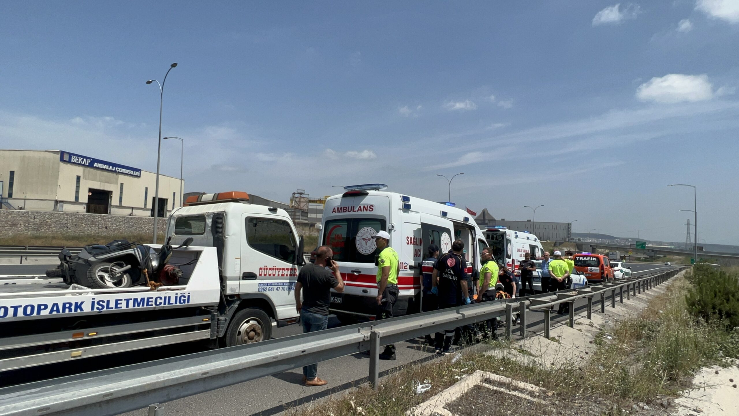 Gebze’de bariyerlere çarpan motosikletteki 2 kişi yaralandı