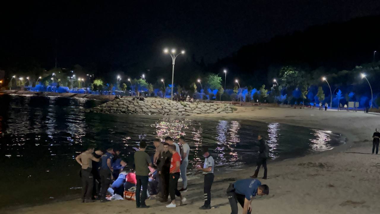 Kocaeli’nin Darıca ilçesinde denizde boğulma tehlikesi geçiren kişi hastanede tedavi altına alındı.