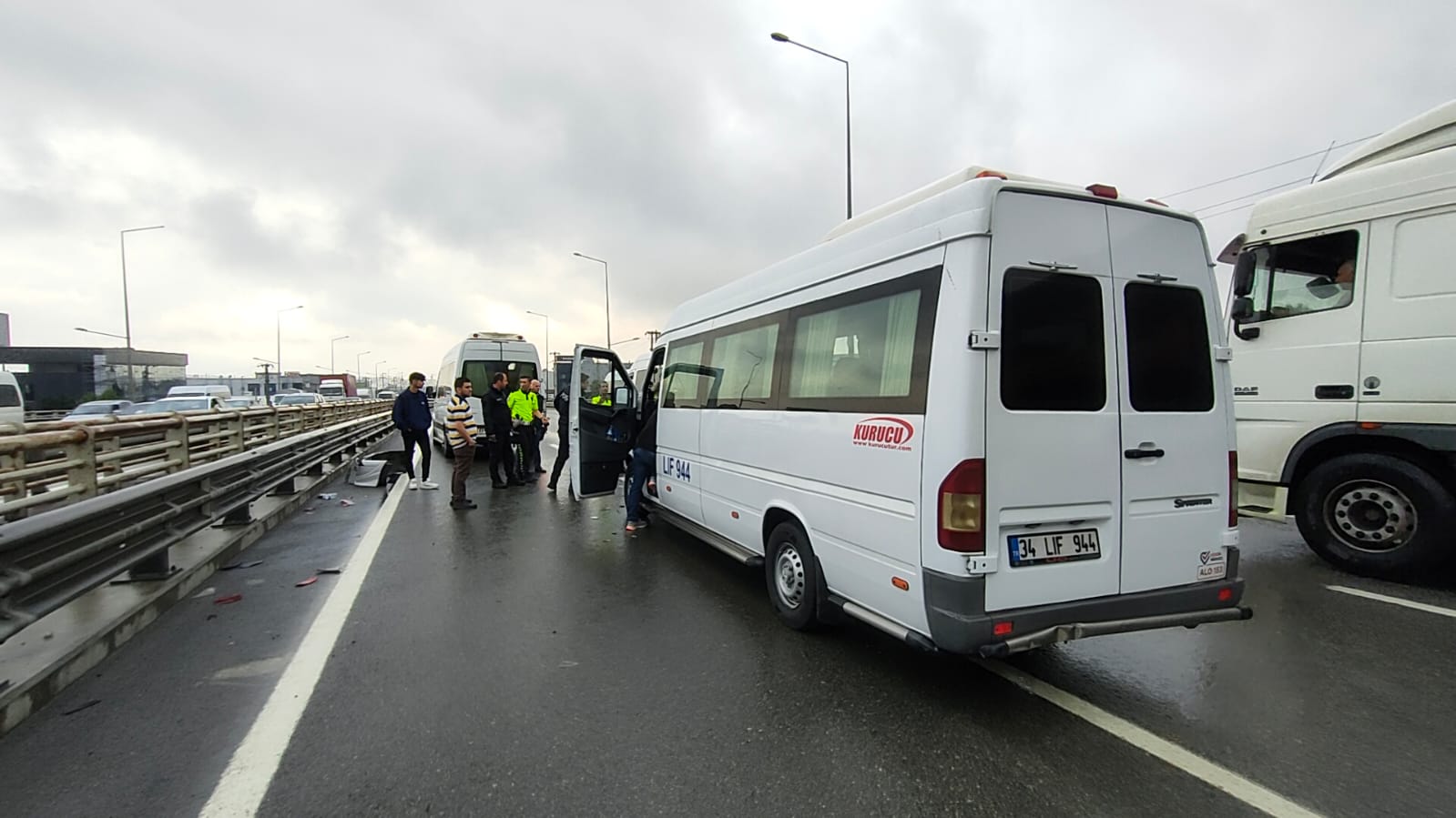 Kocaeli’nin Gebze ilçesinde, işçileri taşıyan iki minibüsün çarpıştığı kazada 2 kişi yaralandı.