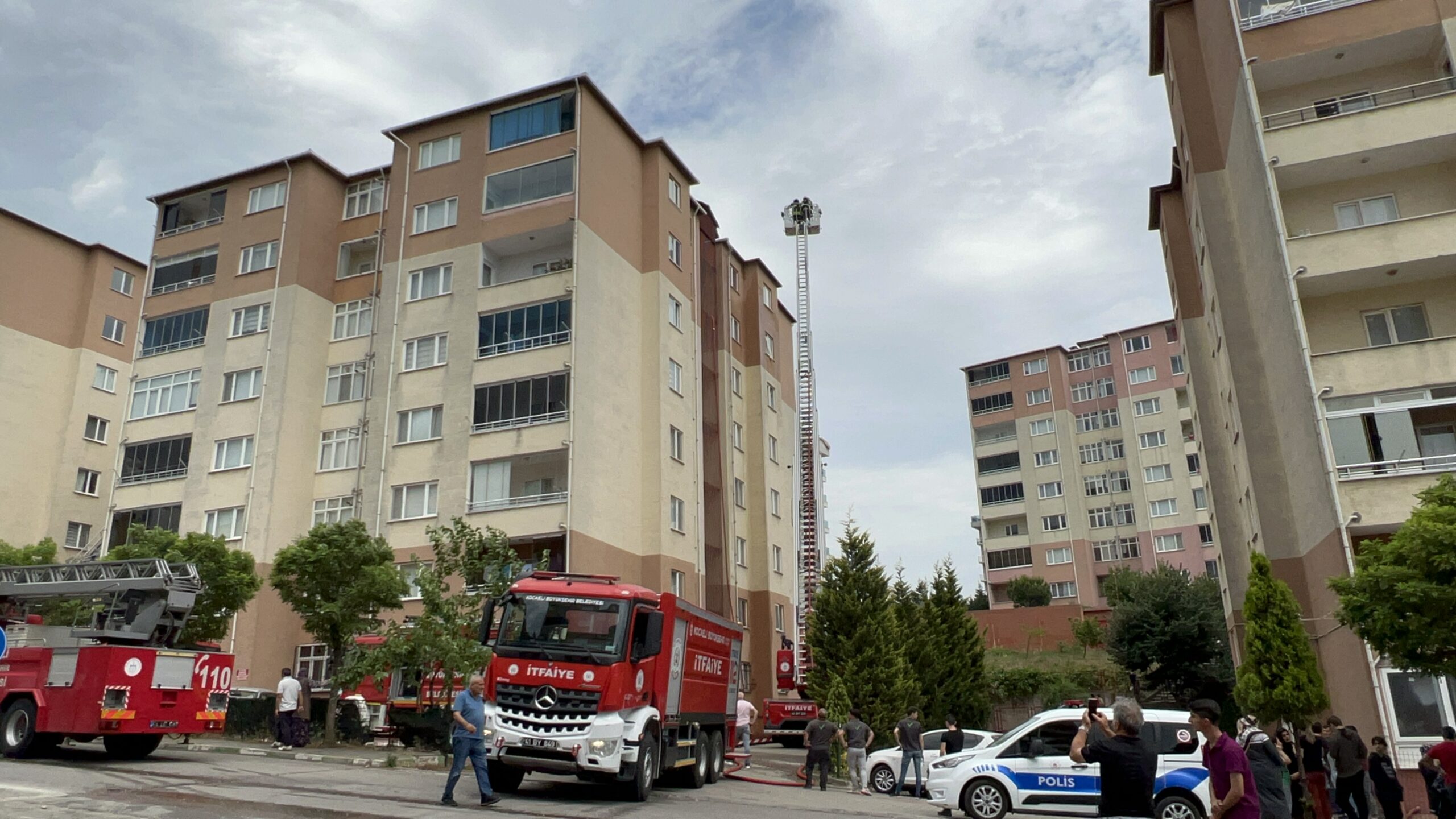 KOCAELİ – 7 katlı apartmanın çatısında çıkan yangın söndürüldü