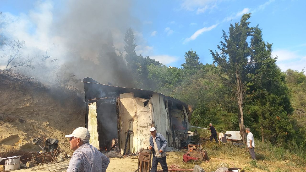 Kocaeli’de ormanlık alanda bulunan kulübede çıkan yangın söndürüldü