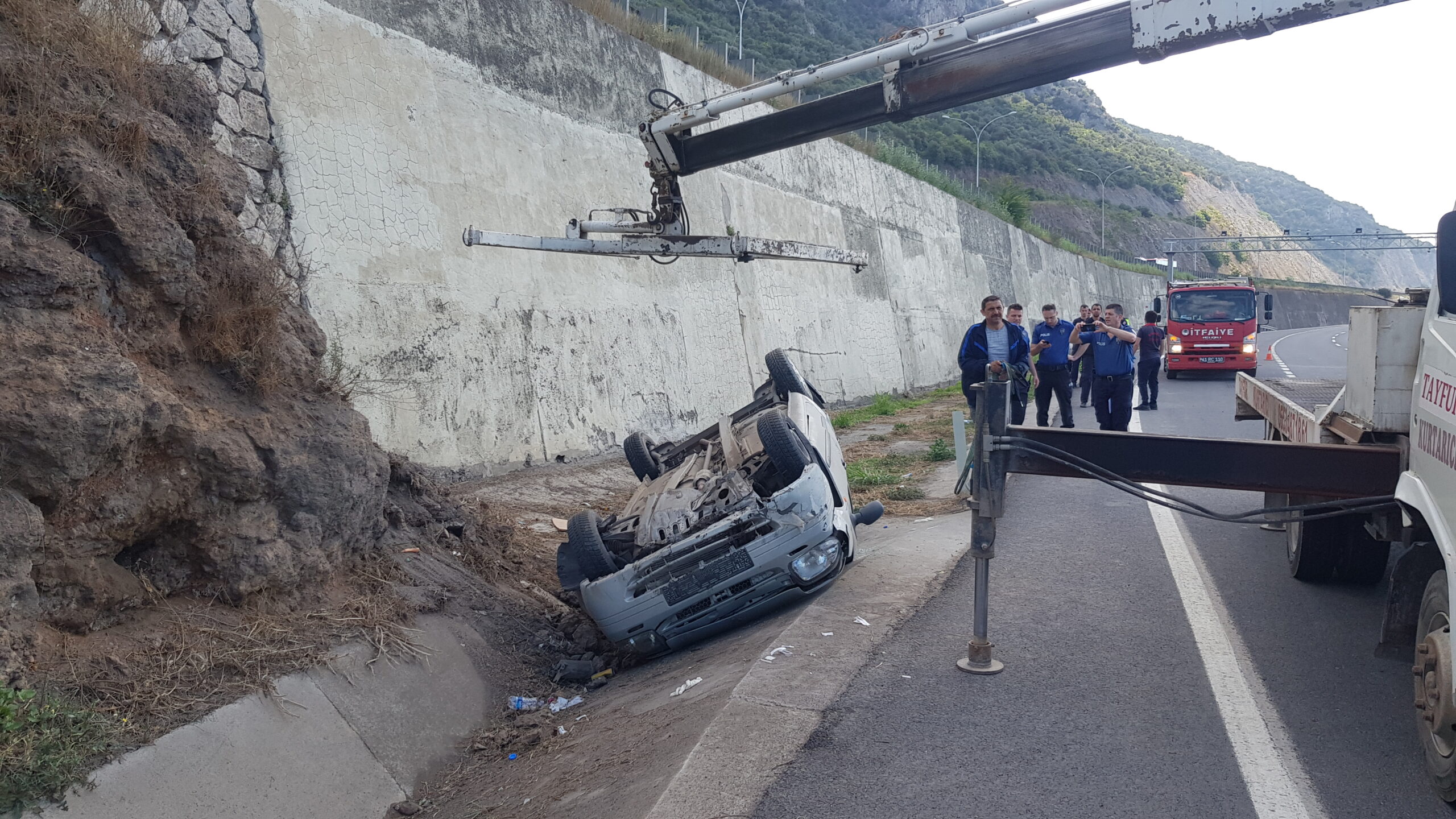 Kocaeli’nin Körfez ilçesinde, otomobilin devrilmesi sonucu 2’si çocuk 6 kişi yaralandı.