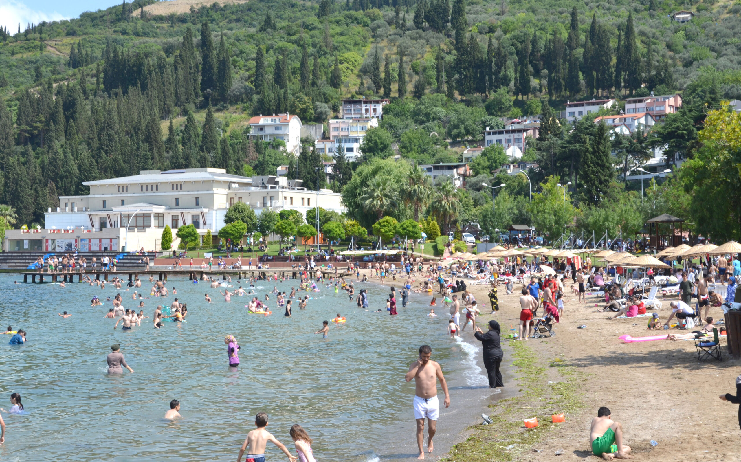 Kocaeli’de sıcaktan bunalanlar bayramın son gününü denizde geçirdi