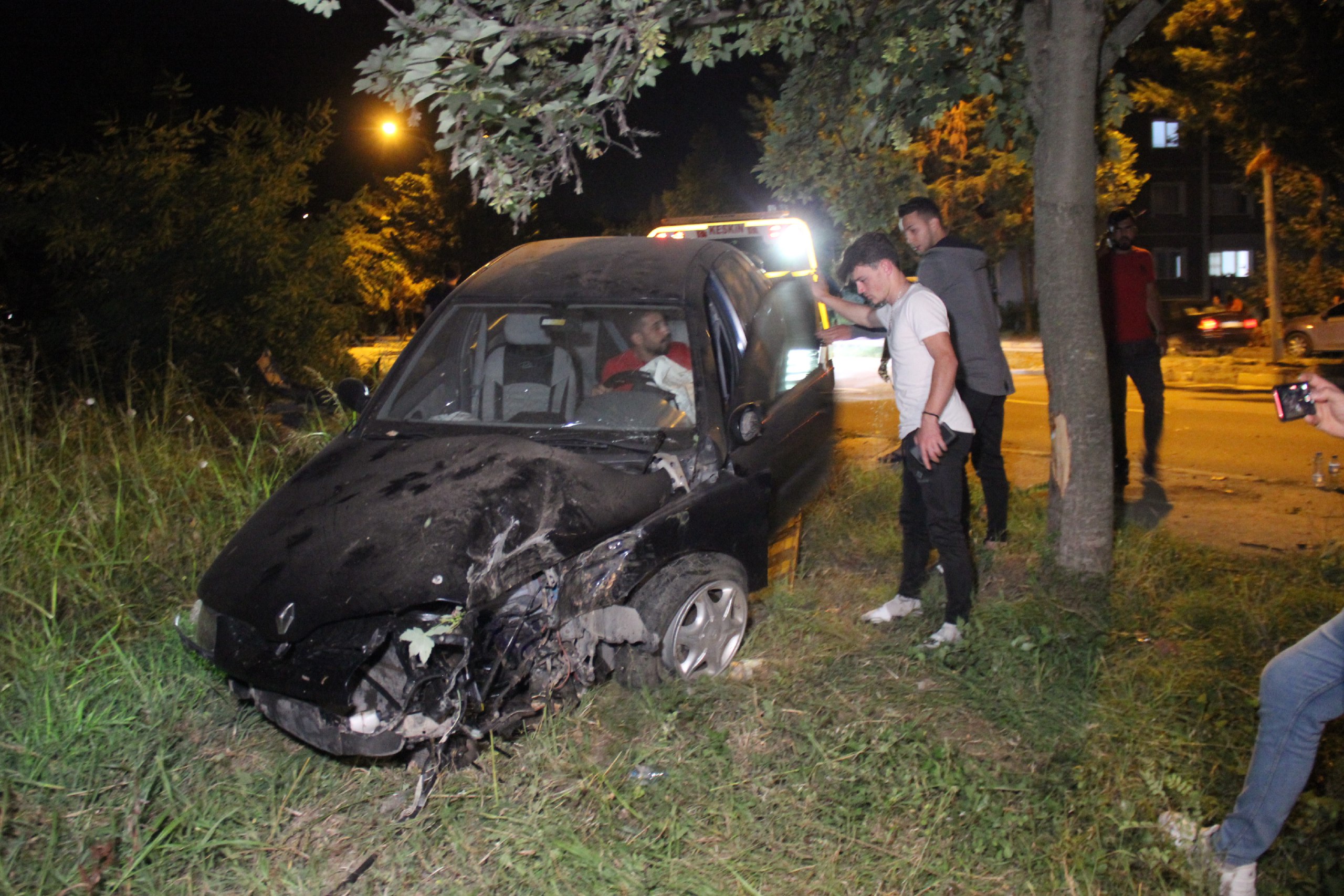 Kocaeli’de kontrolden çıkan otomobil ağaca çarparak durabildi