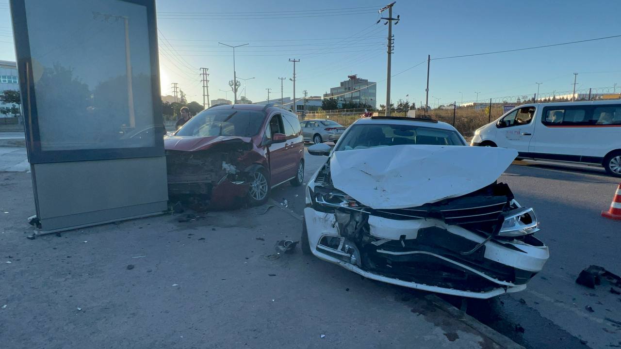 Kocaeli’nin Çayırova ilçesinde meydana gelen trafik kazasında, biri çocuk 3 kişi yaralandı.