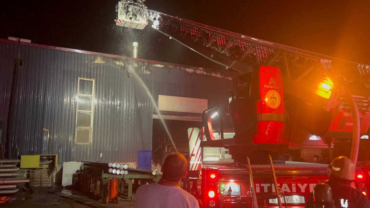 Kocaeli’nin Gebze ilçesinde, alüminyum fabrikasında çıkan yangında bir kişi yaralandı.