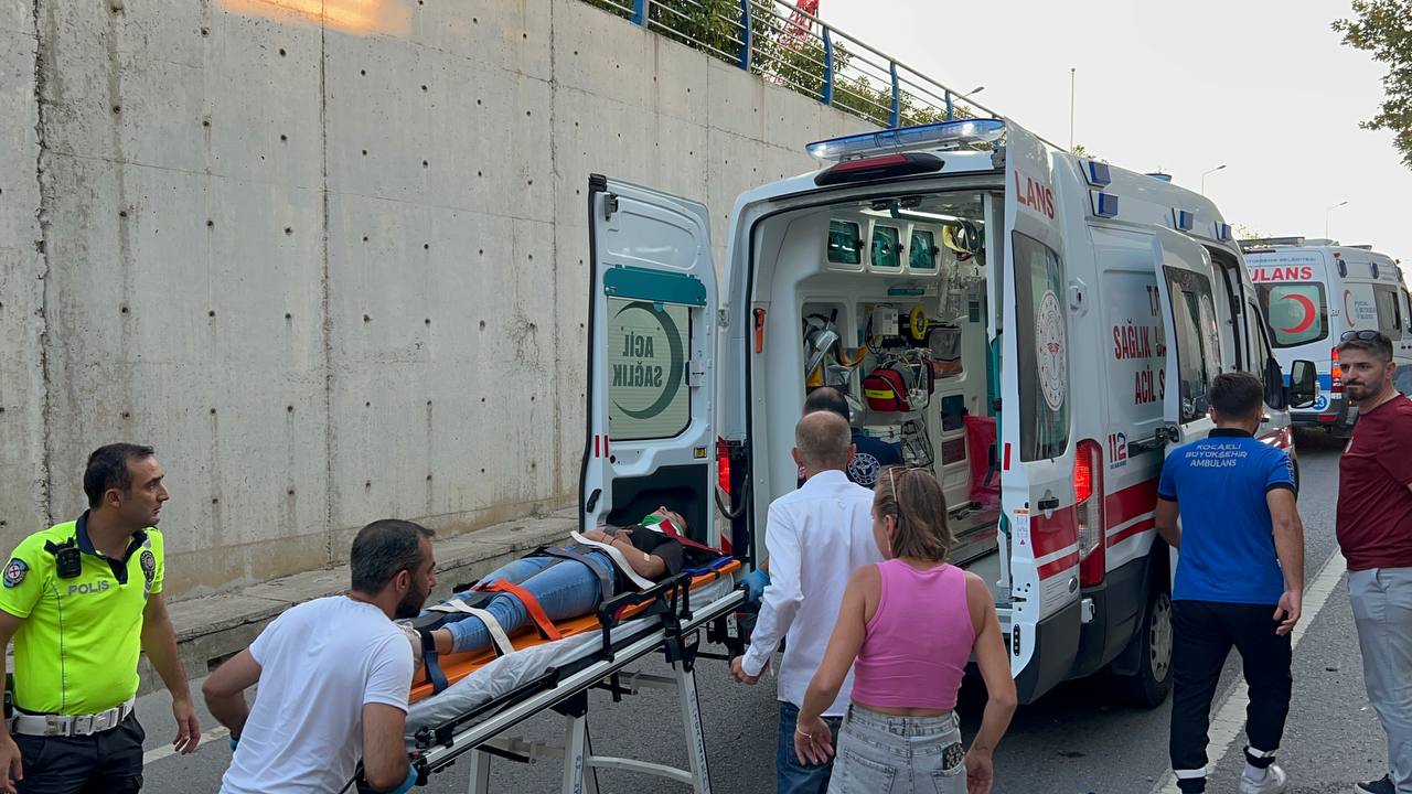 Kocaeli’nin Gebze ilçesinde, kaldırıma çarpan motosikletin sürücüsü yaralandı.