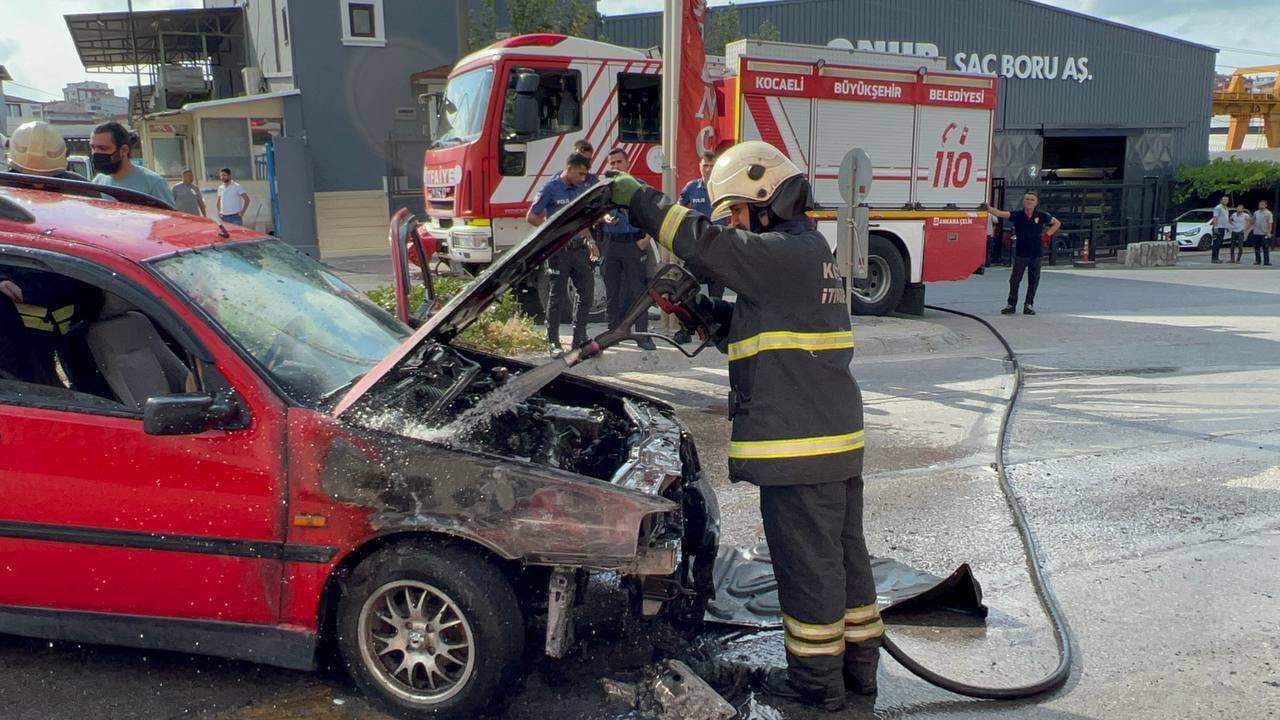 Kocaeli’nin Gebze ilçesinde seyir halindeki otomobilde çıkan yangın söndürüldü.