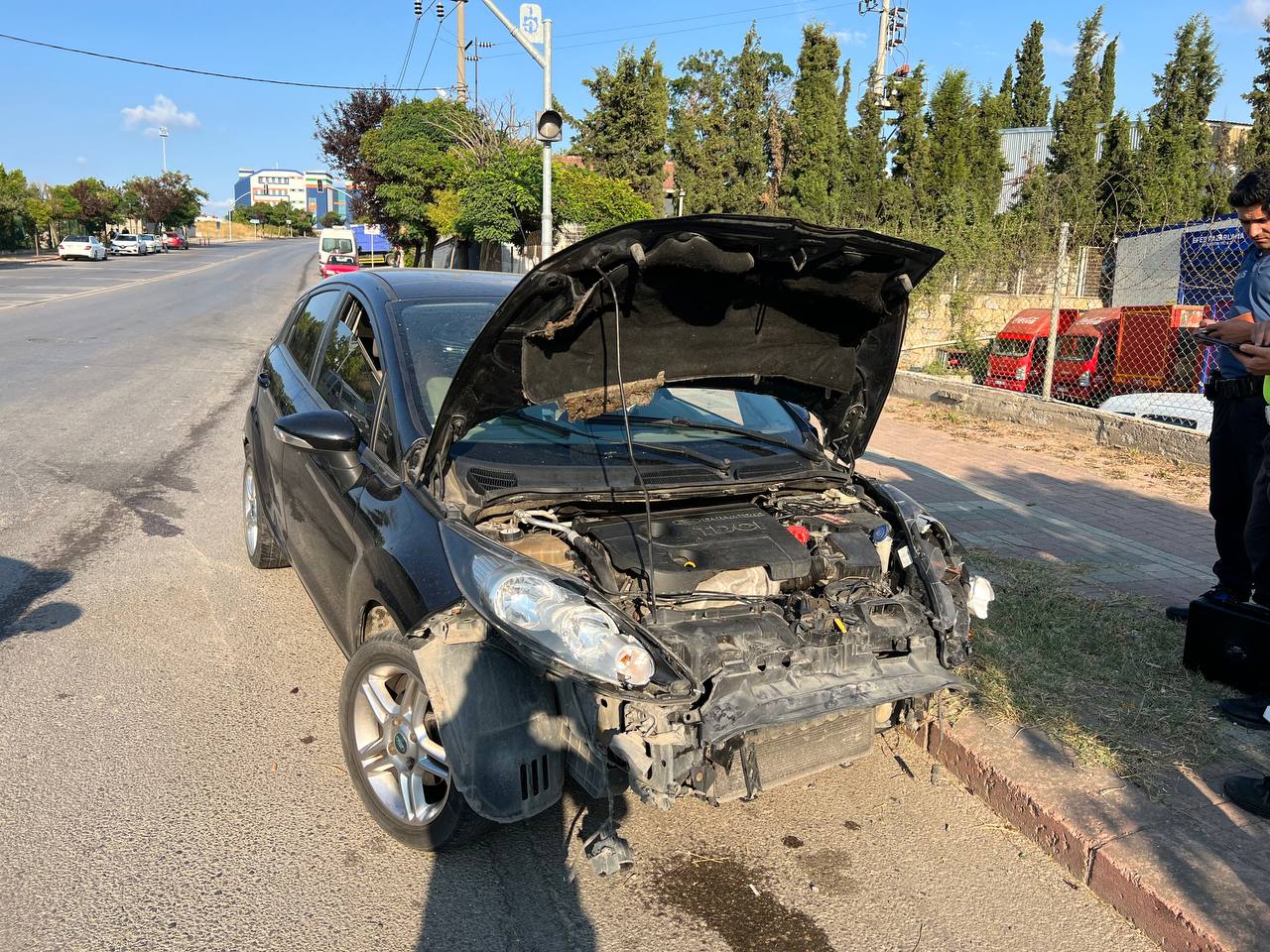 Kocaeli’nin Gebze ilçesinde servis minibüsü ile çarpışan otomobilin sürücüsü hastaneye kaldırıldı.