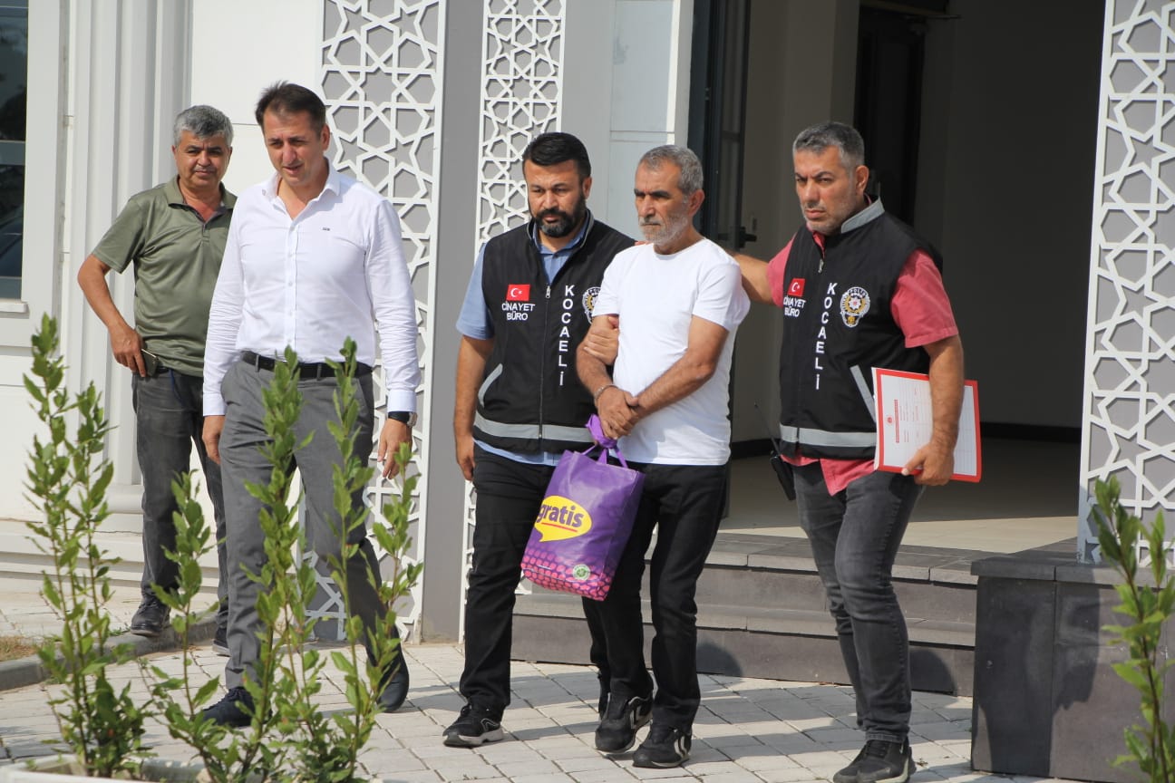 İstanbul’un Pendik ilçesindeki bir tekstil firmasının muhasebe görevlisinin 16 yıl önce öldürülmesiyle ilgili, 4 şüpheli gözaltına alındı.