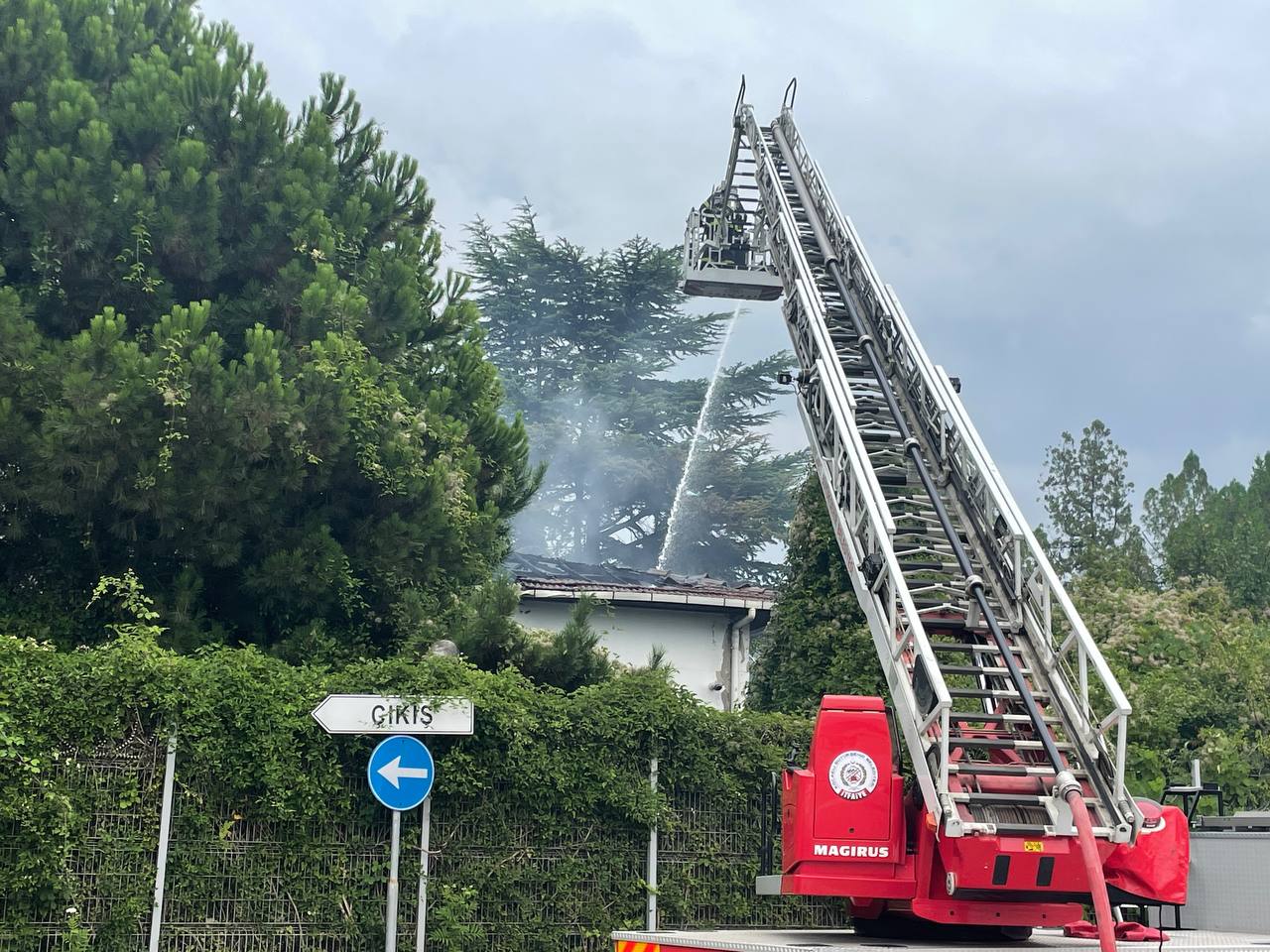 Kocaeli’nin Kartepe ilçesinde atıl durumdaki fabrikaya ait binada çıkan yangın hasara neden oldu.