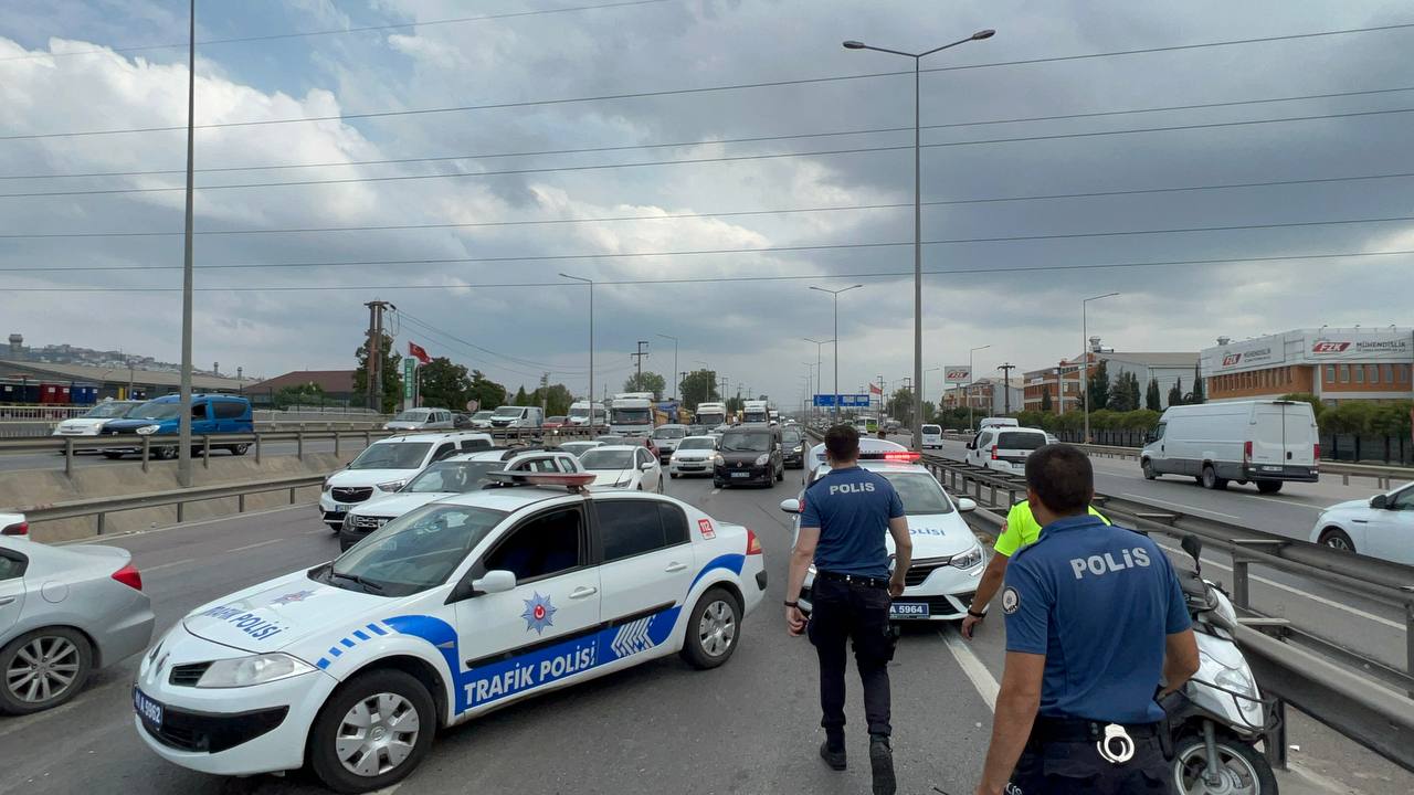 Kocaeli’nin Gebze ilçesinde 4 otomobilin karıştığı zincirleme trafik kazasında 6 kişi yaralandı.