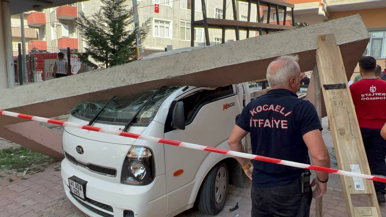 Kocaeli’nin Darıca ilçesinde, bir sitenin girişindeki beton blokun kamyonetin üzerine devrilmesi sonucu 2 kişi yaralandı.