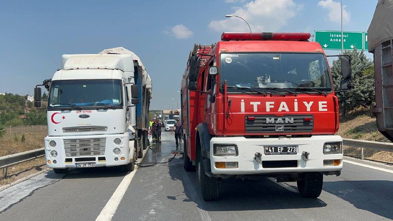 Kocaeli’nin Çayırova ilçesinde hurda taşıyan bir tırın lastiğinde çıkan yangın söndürüldü.