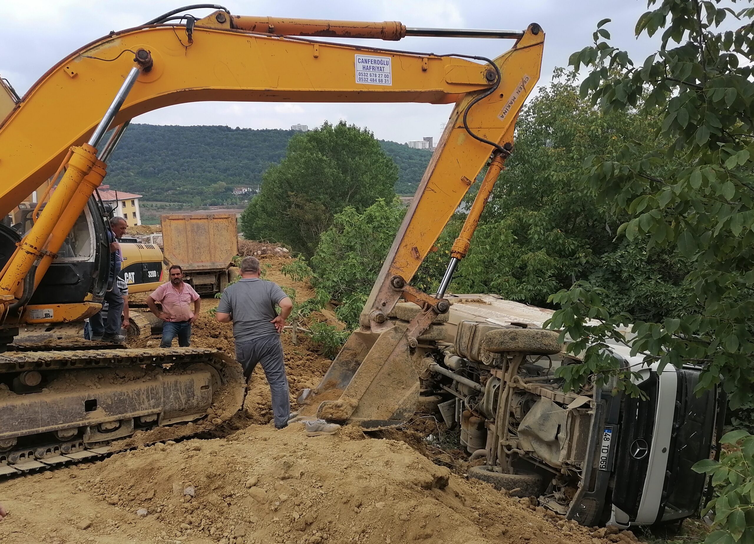 Kocaeli’nin İzmit ilçesinde kamyonun devrilmesi sonucu yaralanan sürücü tedavi altına alındı.