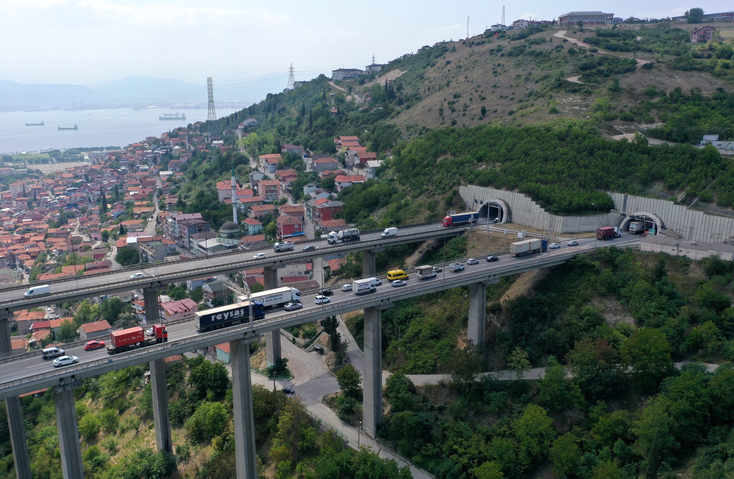 Anadolu Otoyolu’nun Kocaeli kesiminde meydana gelen trafik kazası nedeniyle ulaşımda aksama yaşandı.