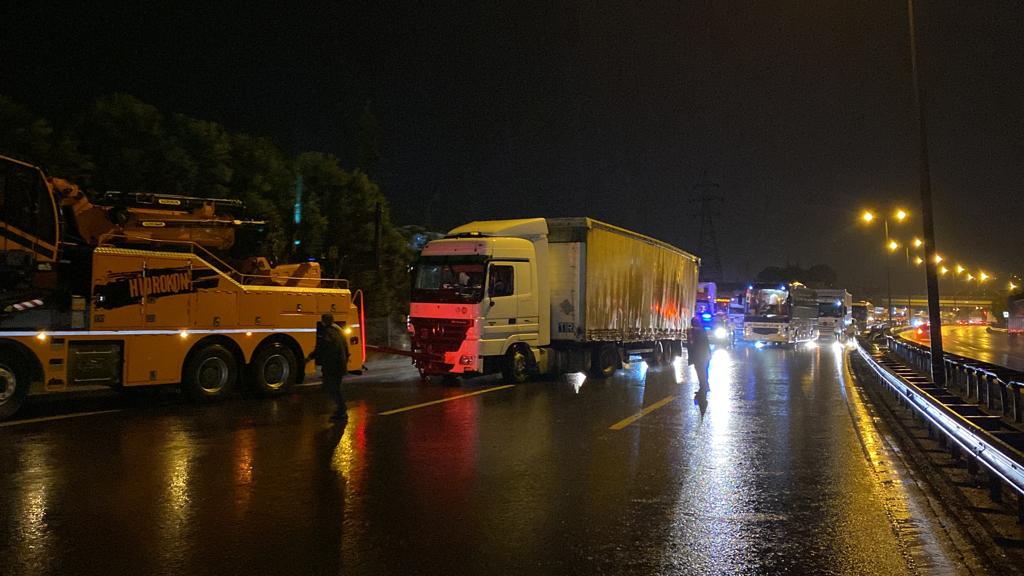 Anadolu Otoyolu’nun Kocaeli kesiminde makaslayan tır nedeniyle İstanbul yönünde araç yoğunluğu oluştu.