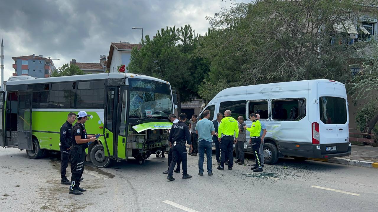 Darıca’da özel halk otobüsünün park halindeki minibüse çarptığı kazada 3 kişi yaralandı