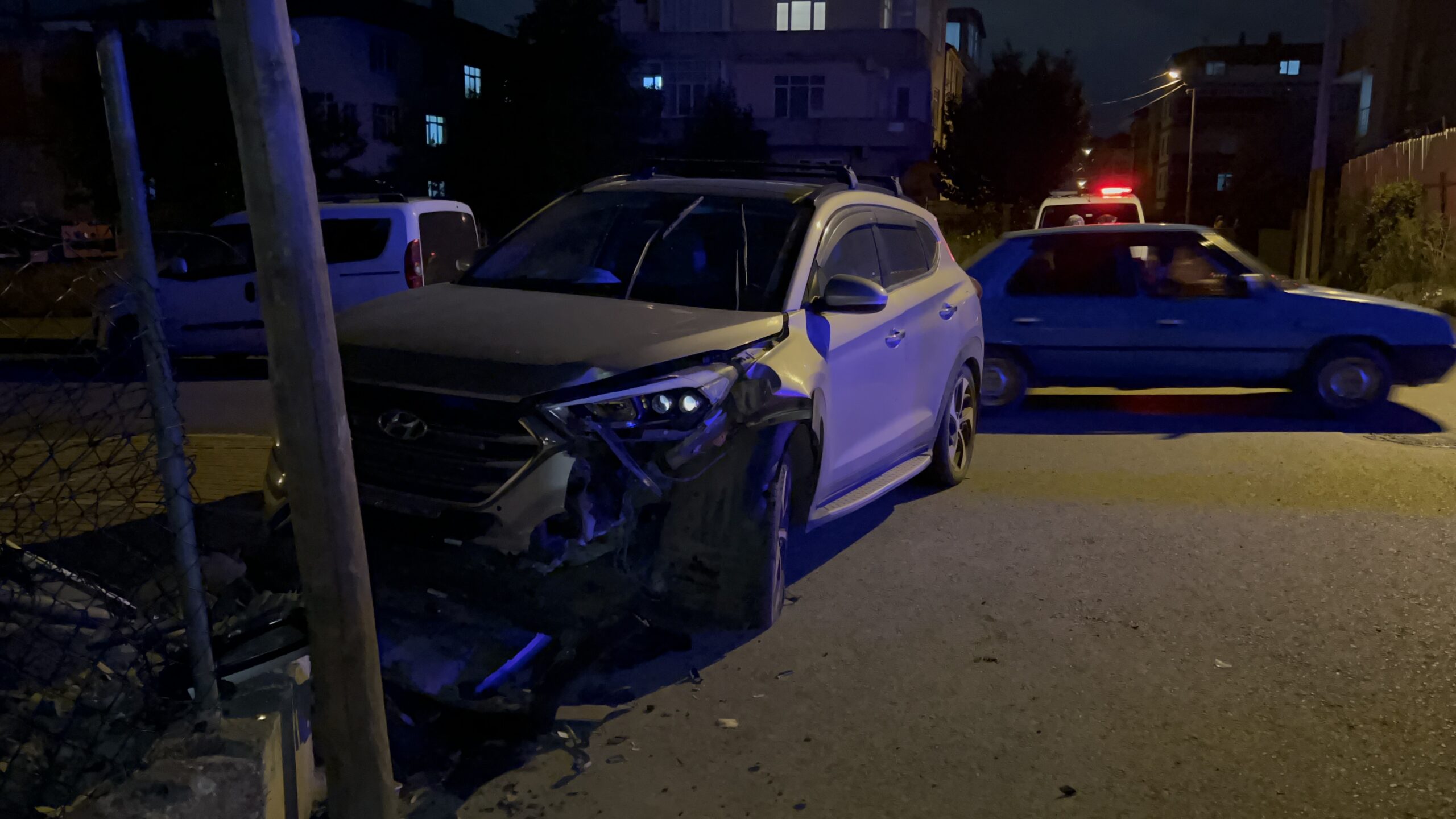 Kocaeli’nin Gebze ilçesinde telefon direğine çarpan cipin sürücüsü yaralandı.