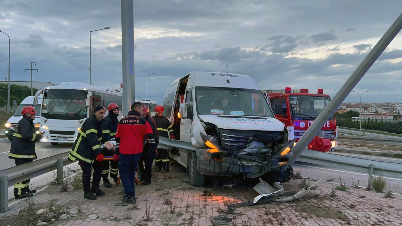 Gebze’de bariyere çarpan servis minibüsünün sürücüsü yaralandı