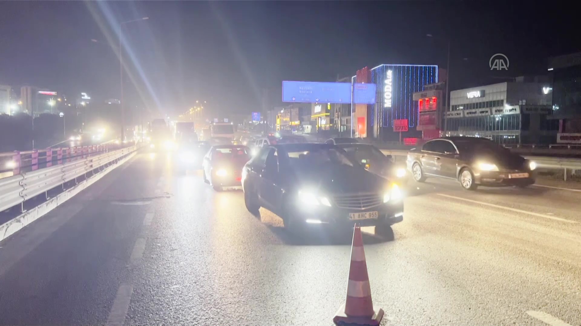 Kocaeli’nin Gebze ilçesinde bir oto çekici ile iki otomobilin karıştığı zincirleme trafik kazasında, 2 kişi yaralandı.