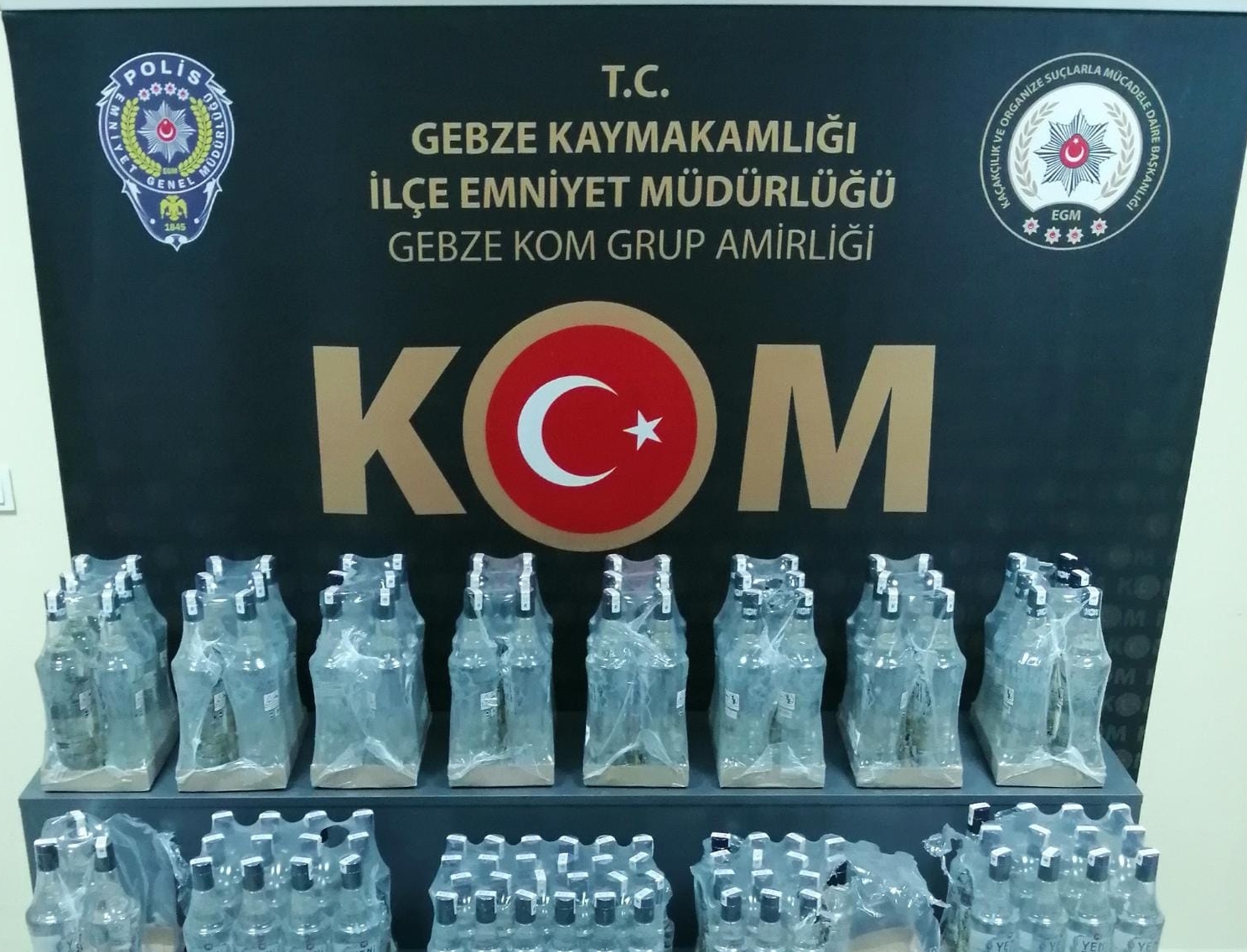 Kocaeli’de gerçekleştirilen operasyonda 171 şişe sahte içki ele geçirildi.