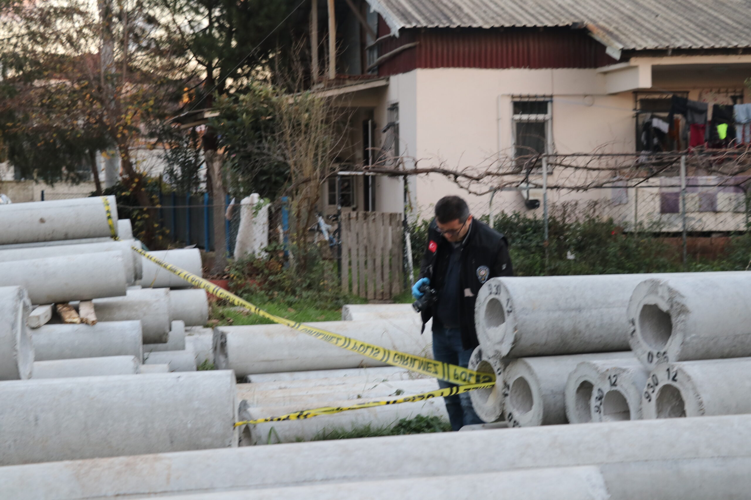 Kocaeli’de yuvarlanan beton direklerin arasında sıkışan çocuk öldü