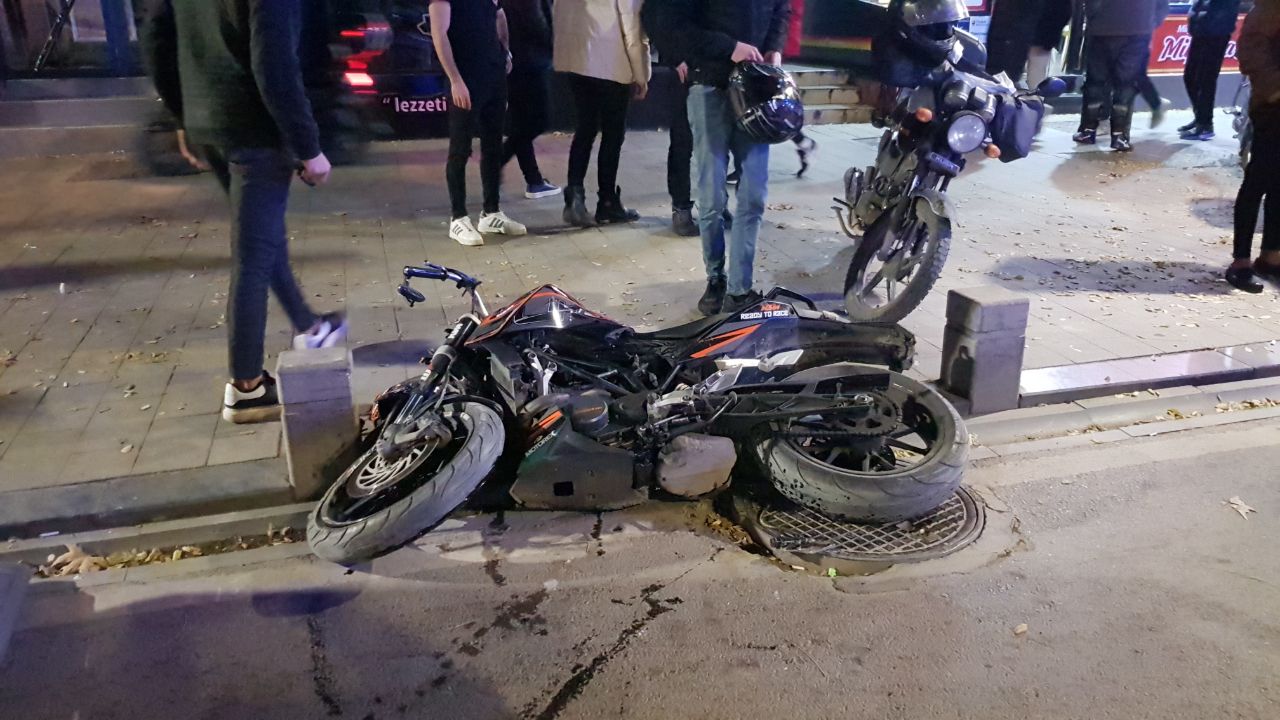 Trafik Levhasına Çarpan Motosikletteki 2 Kişi Yaralandı