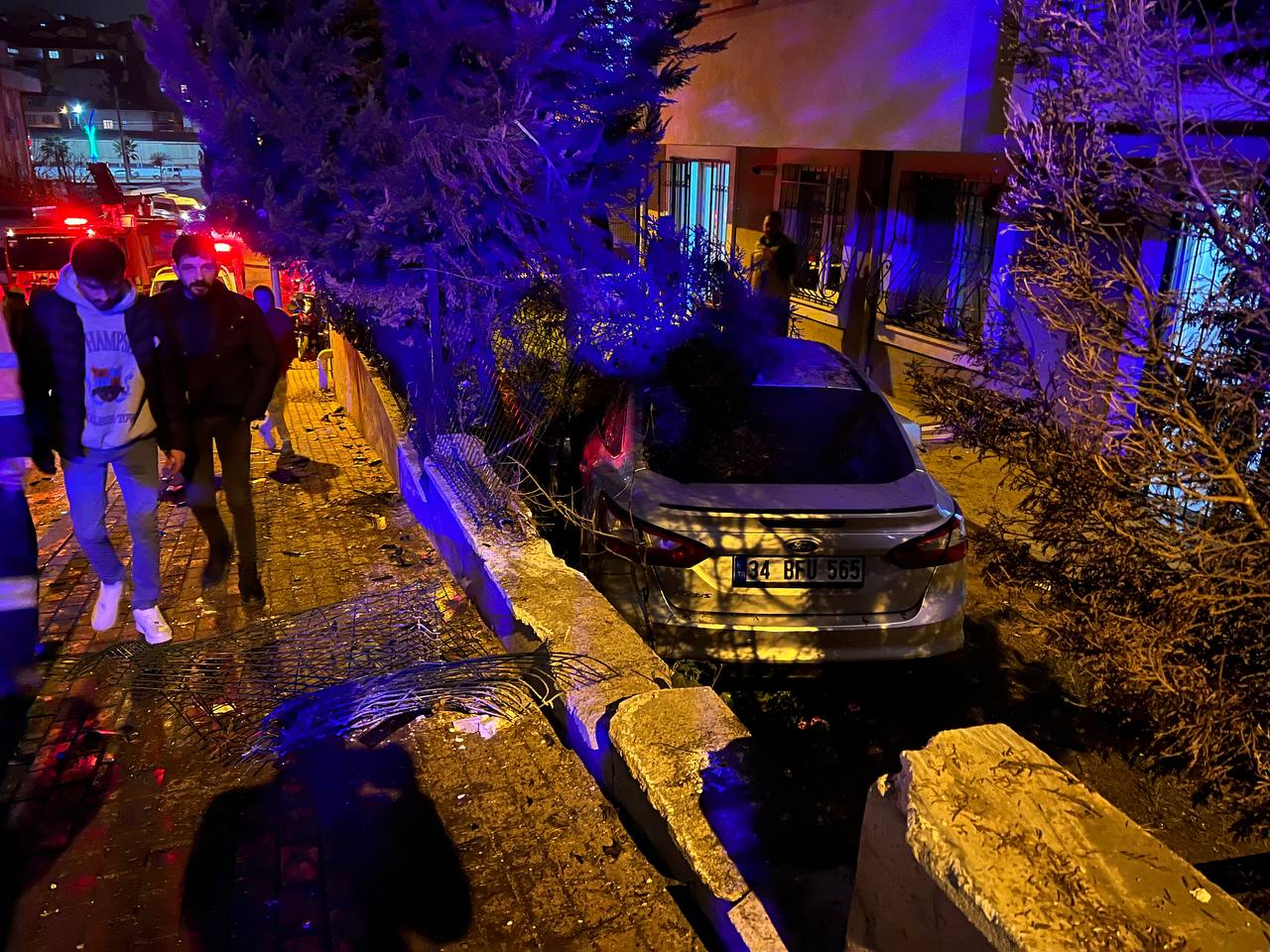Kocaeli’nin Gebze ilçesinde, 4 aracın karıştığı trafik kazasında 2 kişi yaralandı.