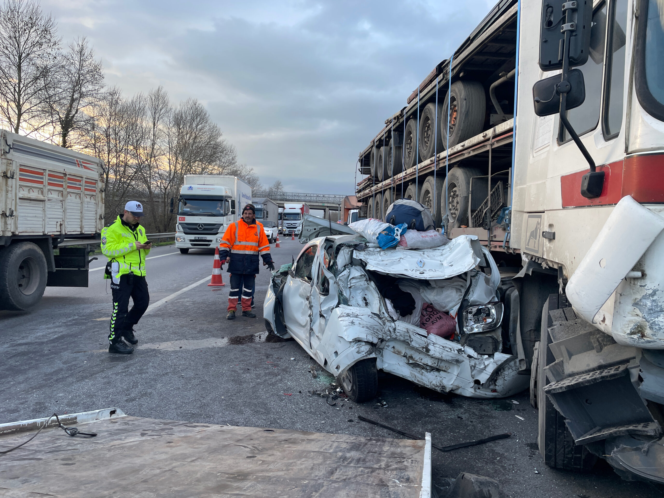Anadolu Otoyolu’nun Kocaeli kesiminde 3 tır ve 5 otomobilin karıştığı trafik kazasında 1 kişi yaralandı.