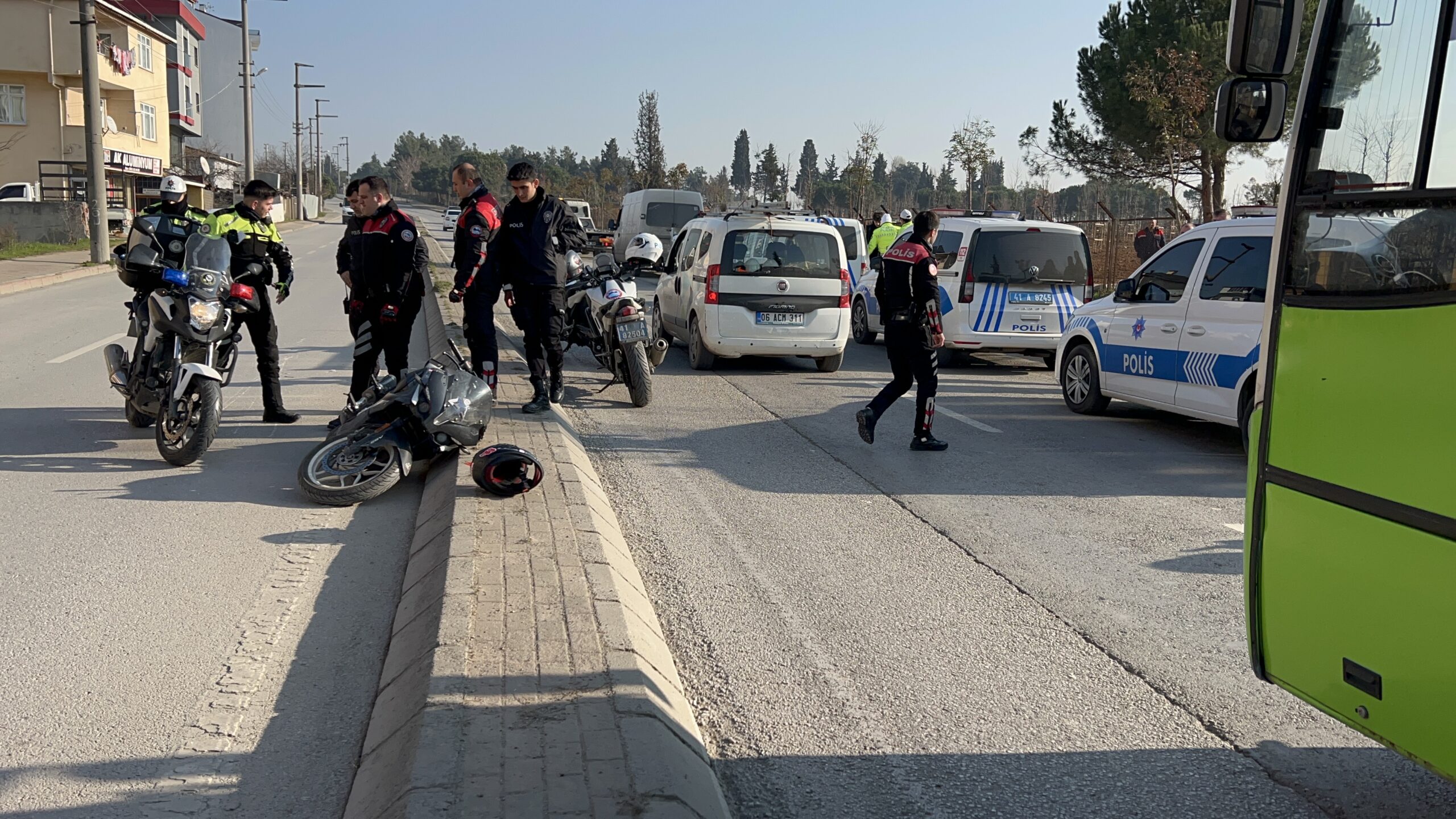 Kocaeli’nin Gebze ilçesinde polisin “dur” ihtarına uymayan motosiklet sürücüsü, kovalamaca sırasında kaza yapınca yakalandı.