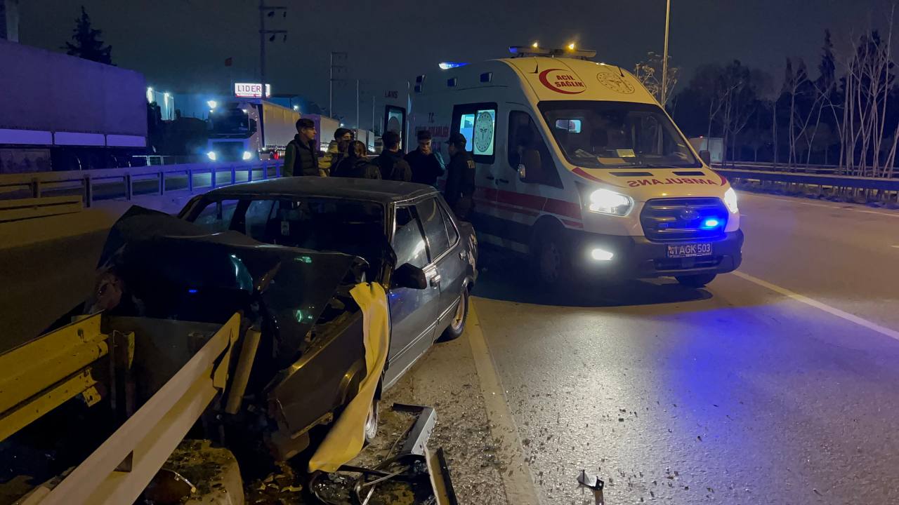 Gebze’de bariyerlere çarpan otomobilin sürücüsü yaralandı