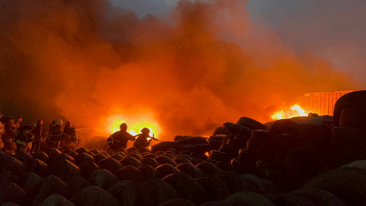 Gebze’de geri dönüşüm için depolanan lastiklerin bulunduğu alanda yangın çıktı