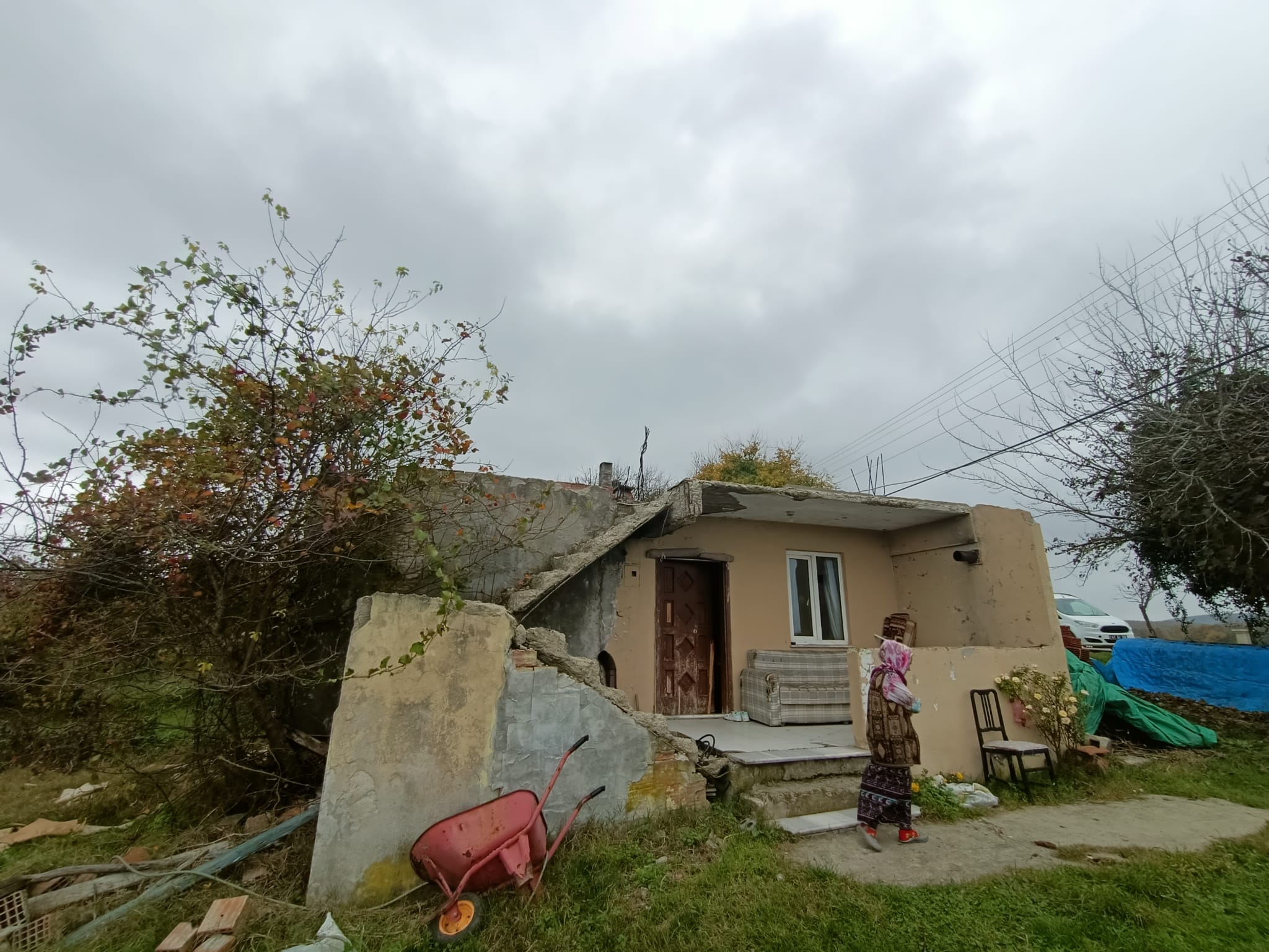 Kocaeli’de yalnız yaşayan kadının evi belediye ve hayırseverlerin yardımıyla onarıldı