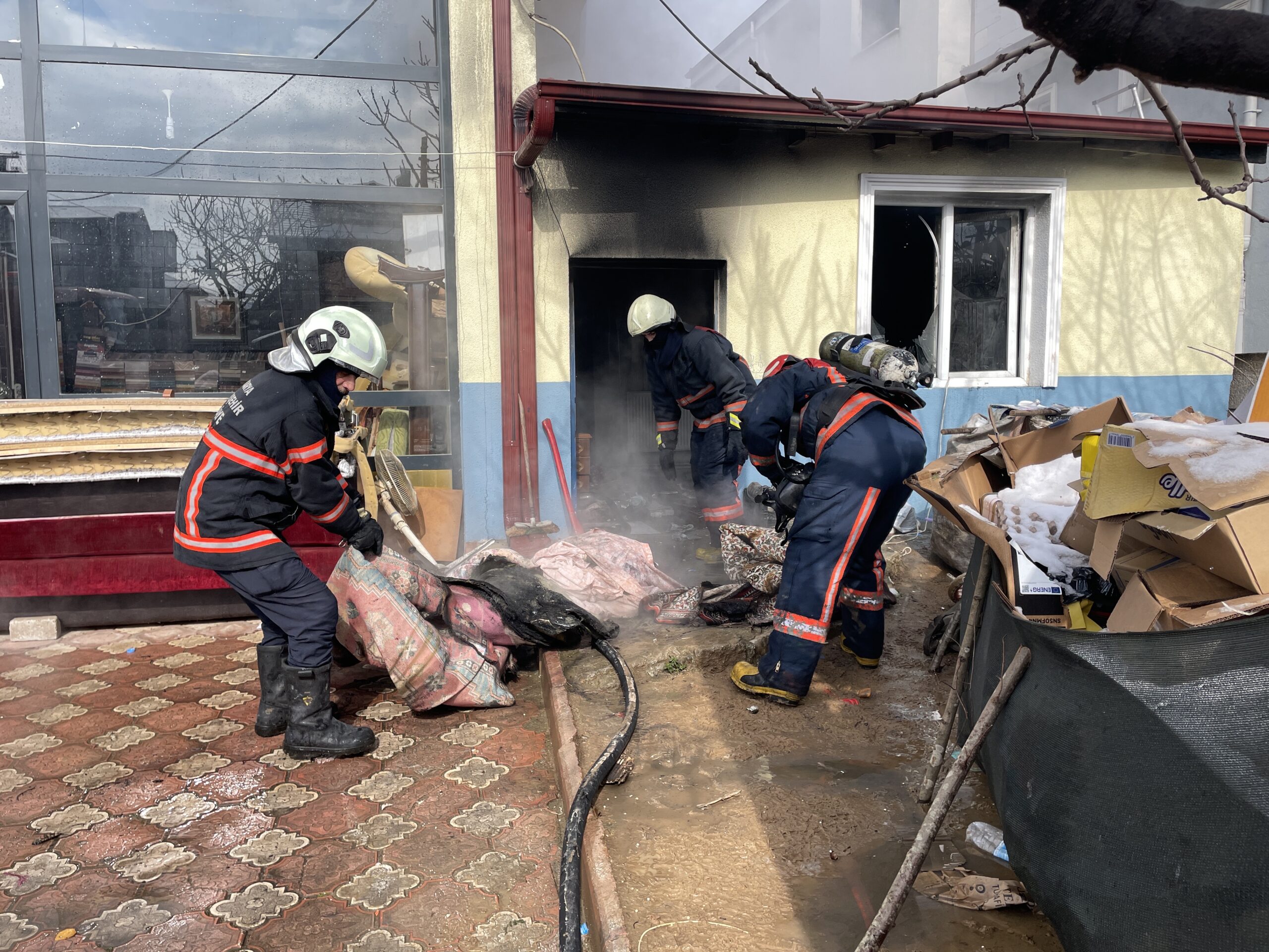 SAKARYA – Serdivan’da yangın çıkan tek katlı ev kullanılamaz hale geldi