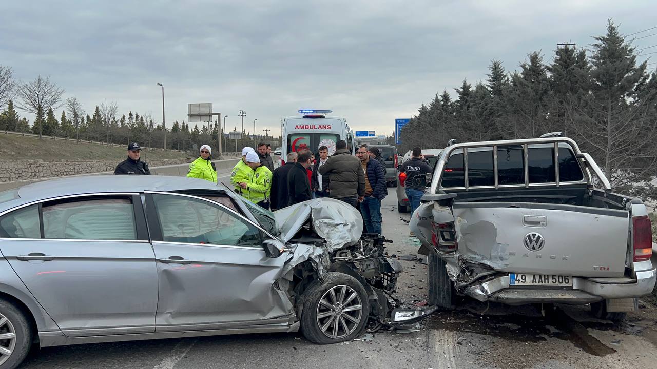 Kocaeli’de 3 aracın karıştığı zincirleme trafik kazasında 2 kişi yaralandı
