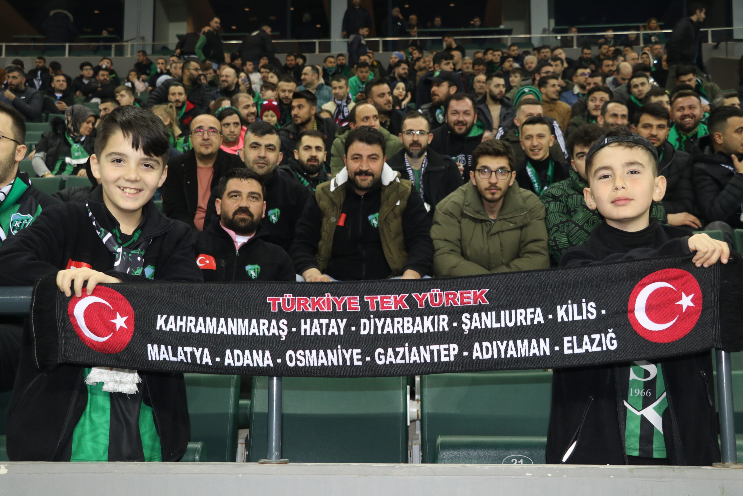 Kocaelispor ile Sakaryaspor depremzedeler yararına dostluk maçı yaptı
