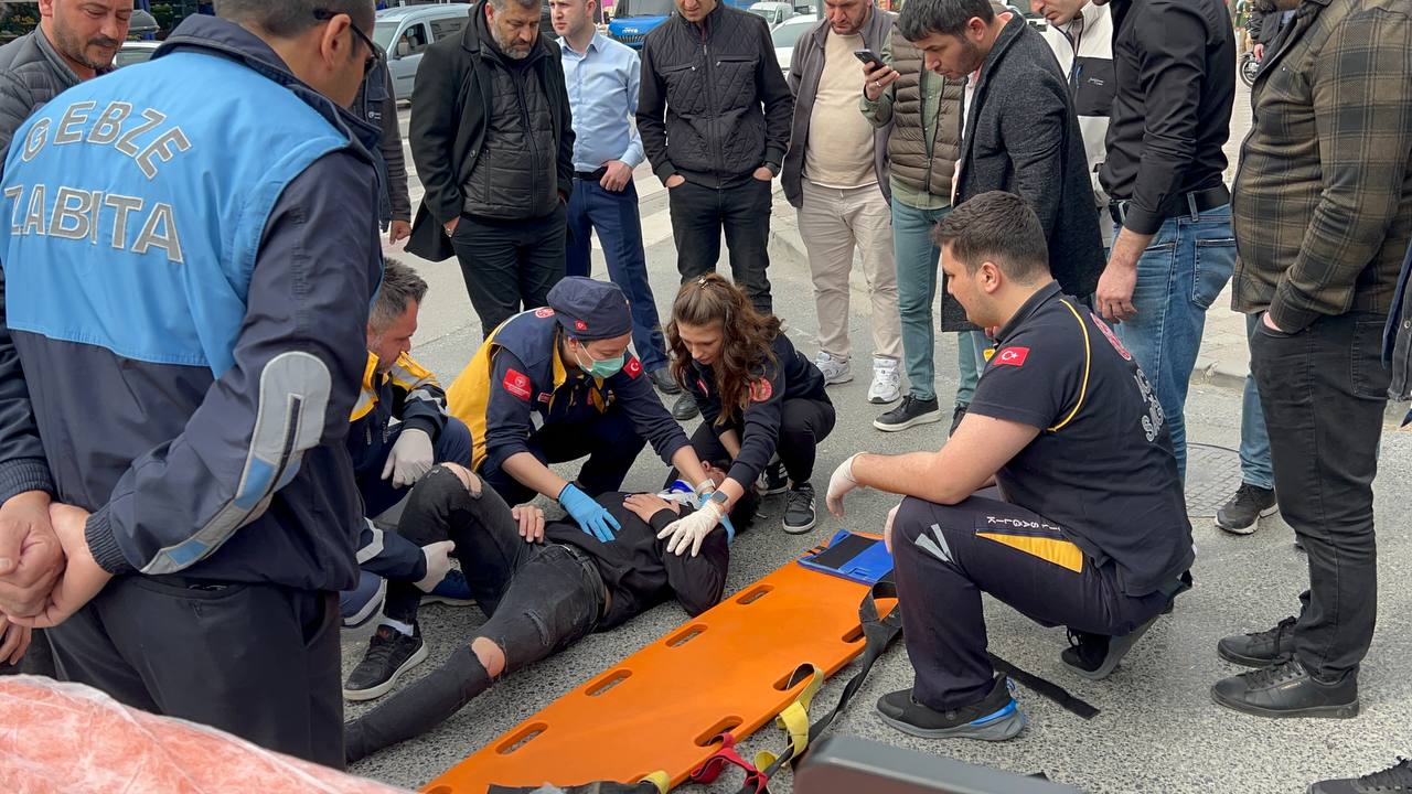 Kocaeli’de otomobille çarpışan motosikletin sürücüsü yaralandı