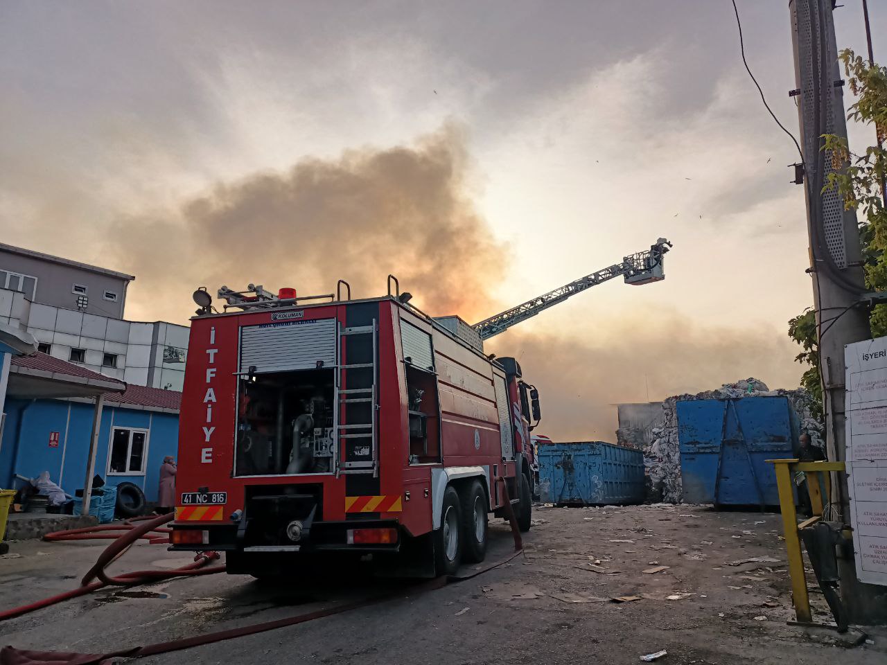 Kocaeli’de geri dönüşüm tesisinde çıkan yangın söndürüldü