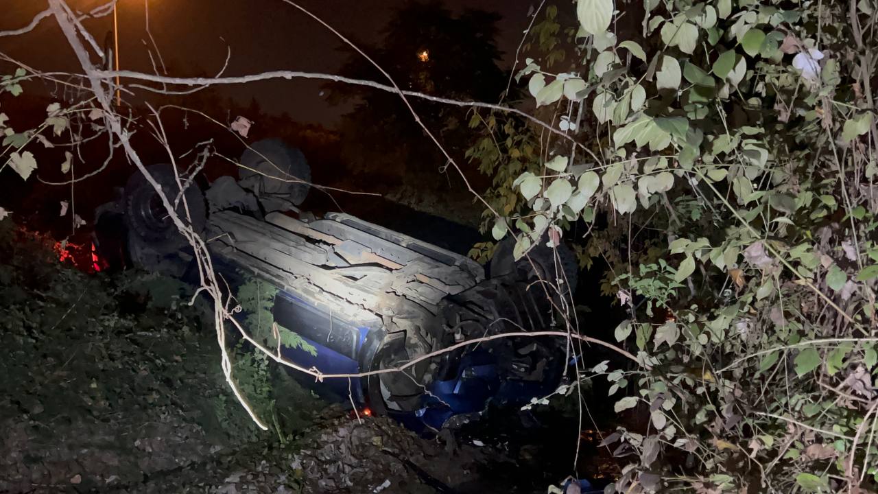 Kocaeli’de şarampole devrilen otomobildeki 2 kişi yaralandı.