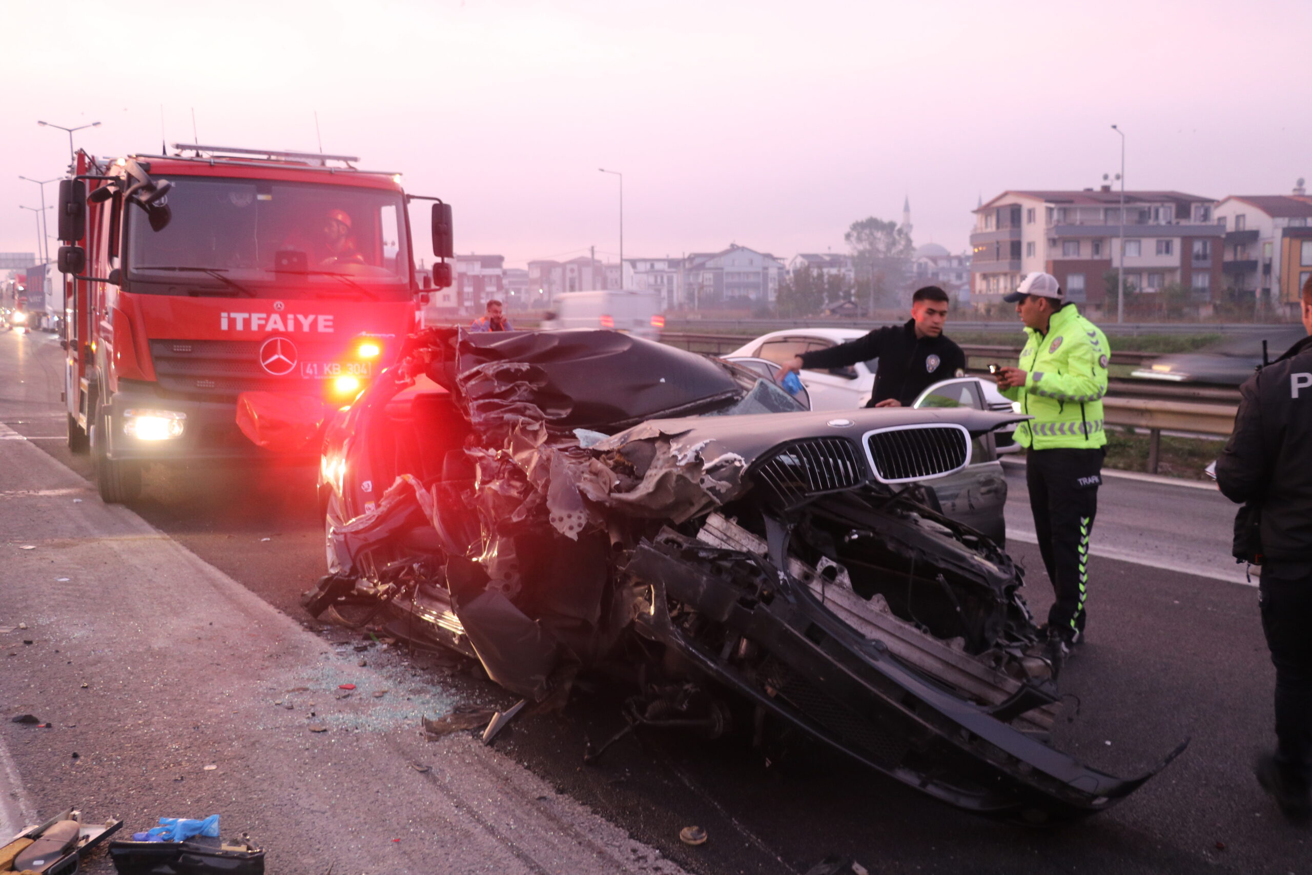 Anadolu Otoyolu’nda tırla çarpışan otomobildeki 1 kişi öldü, 2 kişi yaralandı