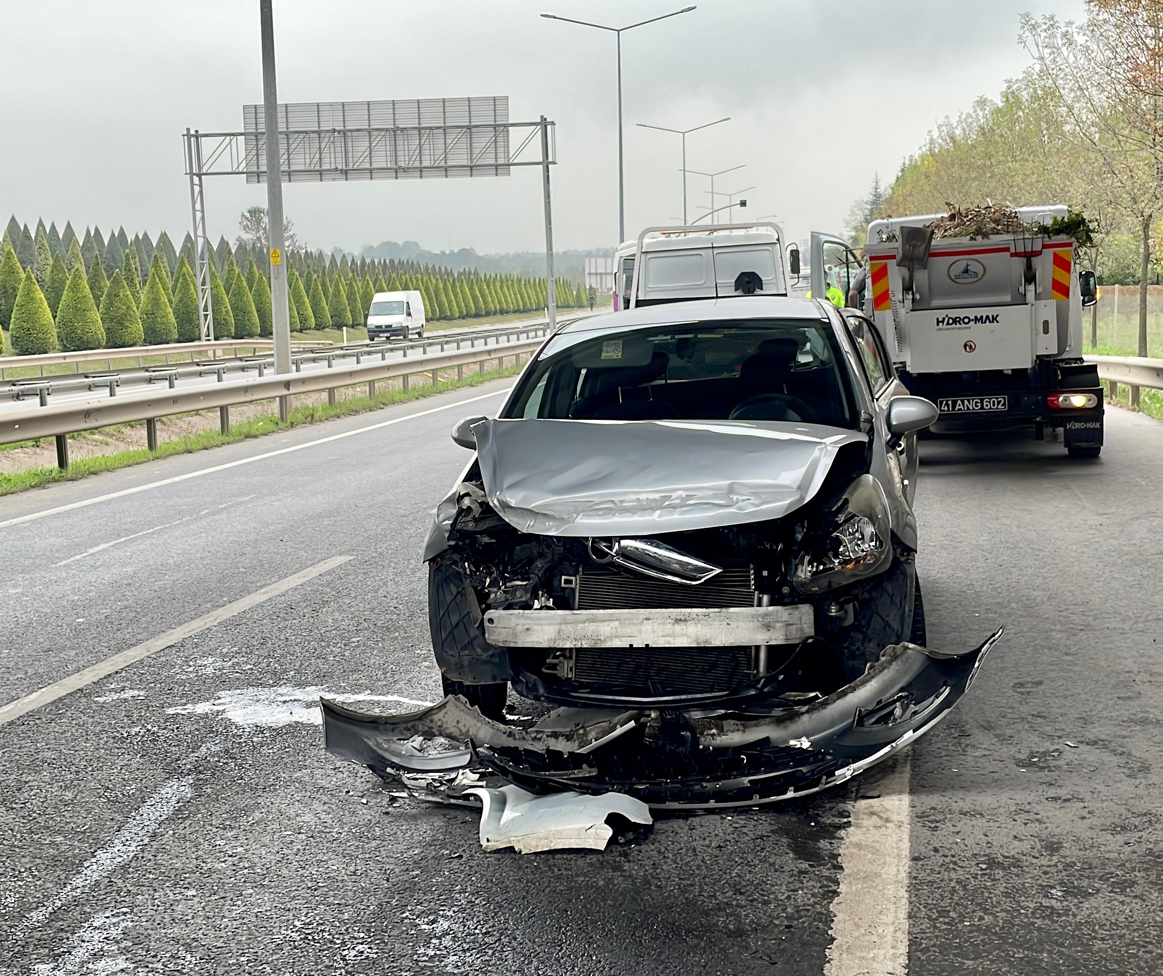 Kocaeli’de 2 otomobilin çarpıştığı kazada 3 kişi yaralandı