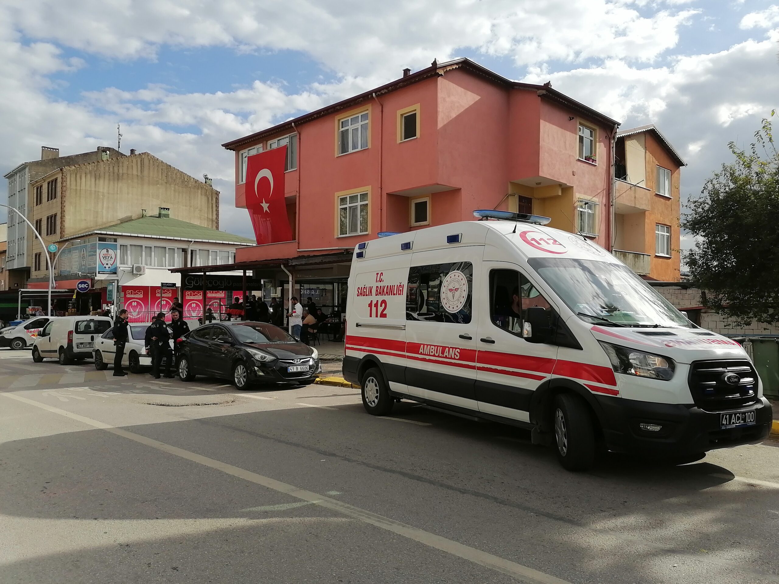 Kocaeli’de bıçaklı kavgada 2 kişi yaralandı