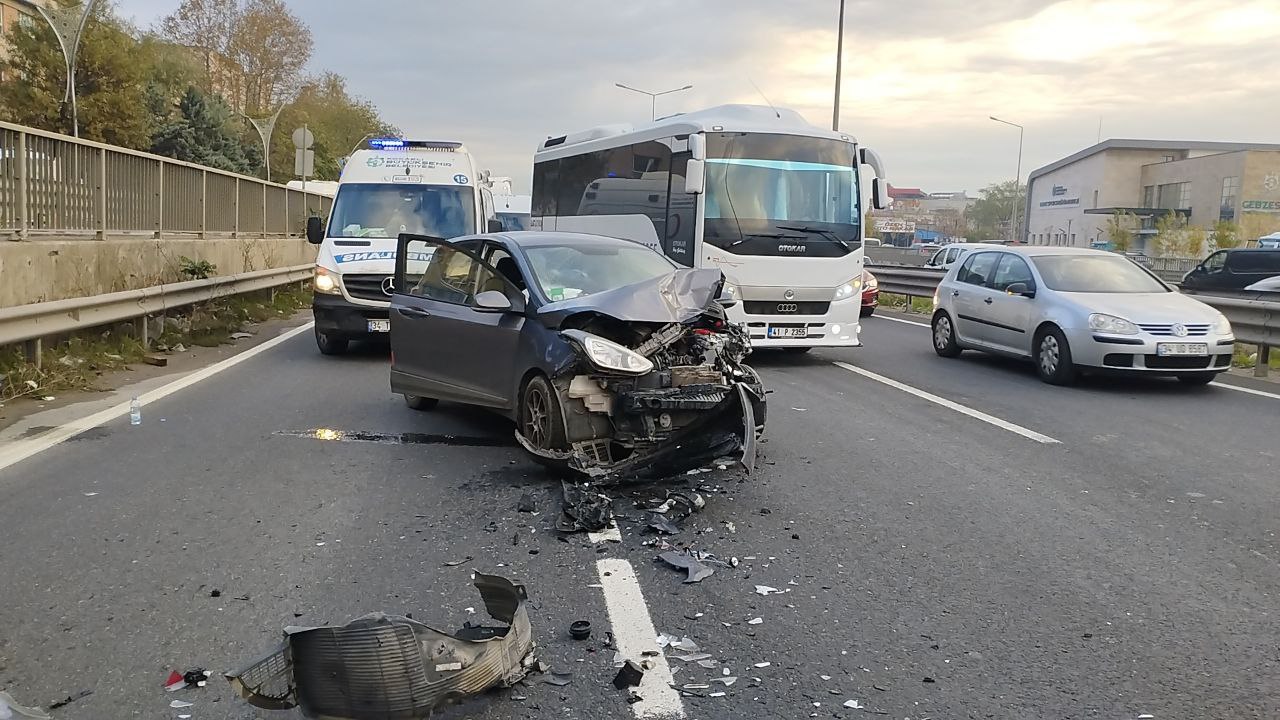 Gebze’de iki otomobilin çarpıştığı kazada 2 kişi yaralandı