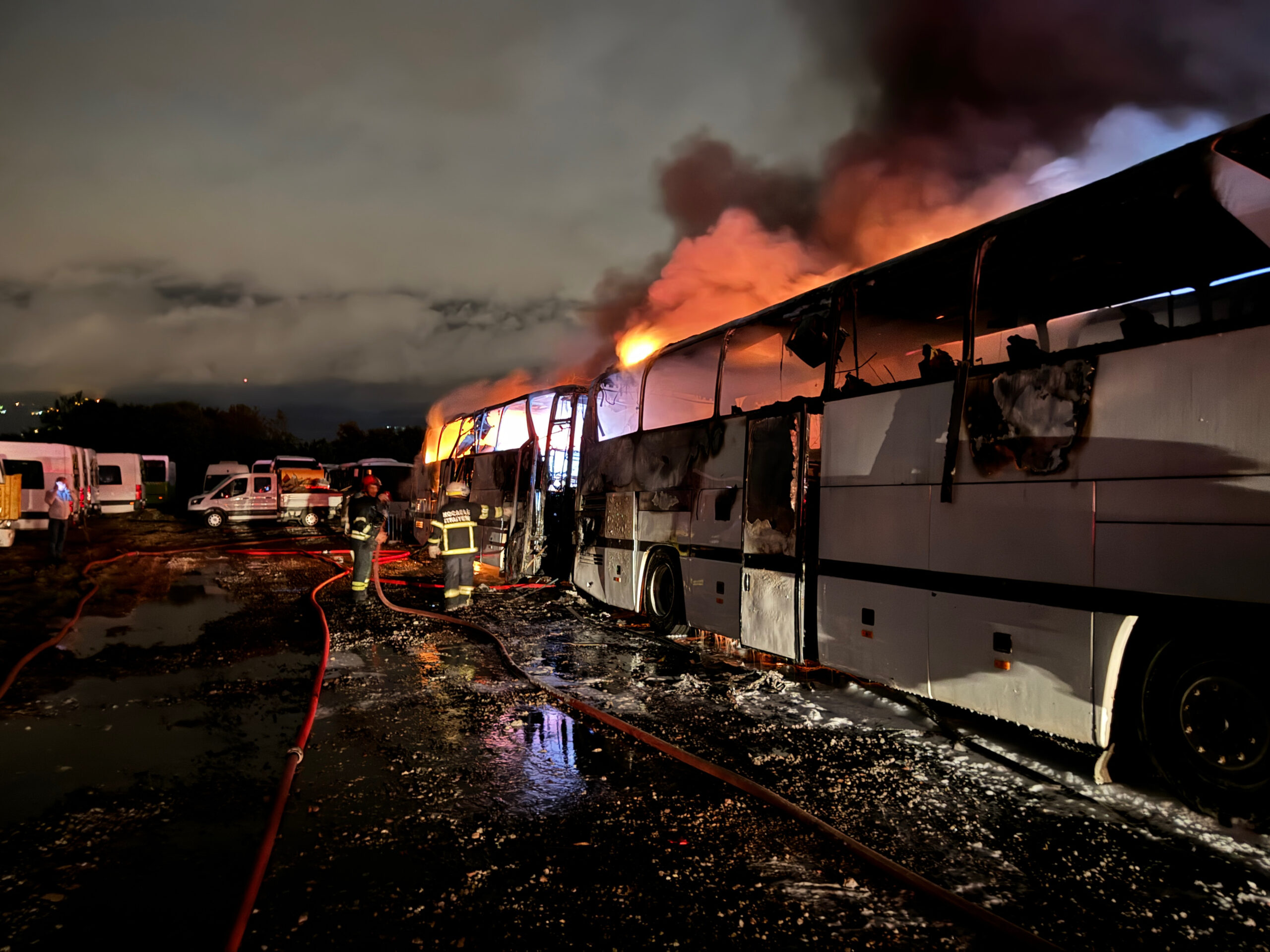 Kocaeli’de açık otoparkta çıkan yangında 14 toplu taşıma aracı yandı