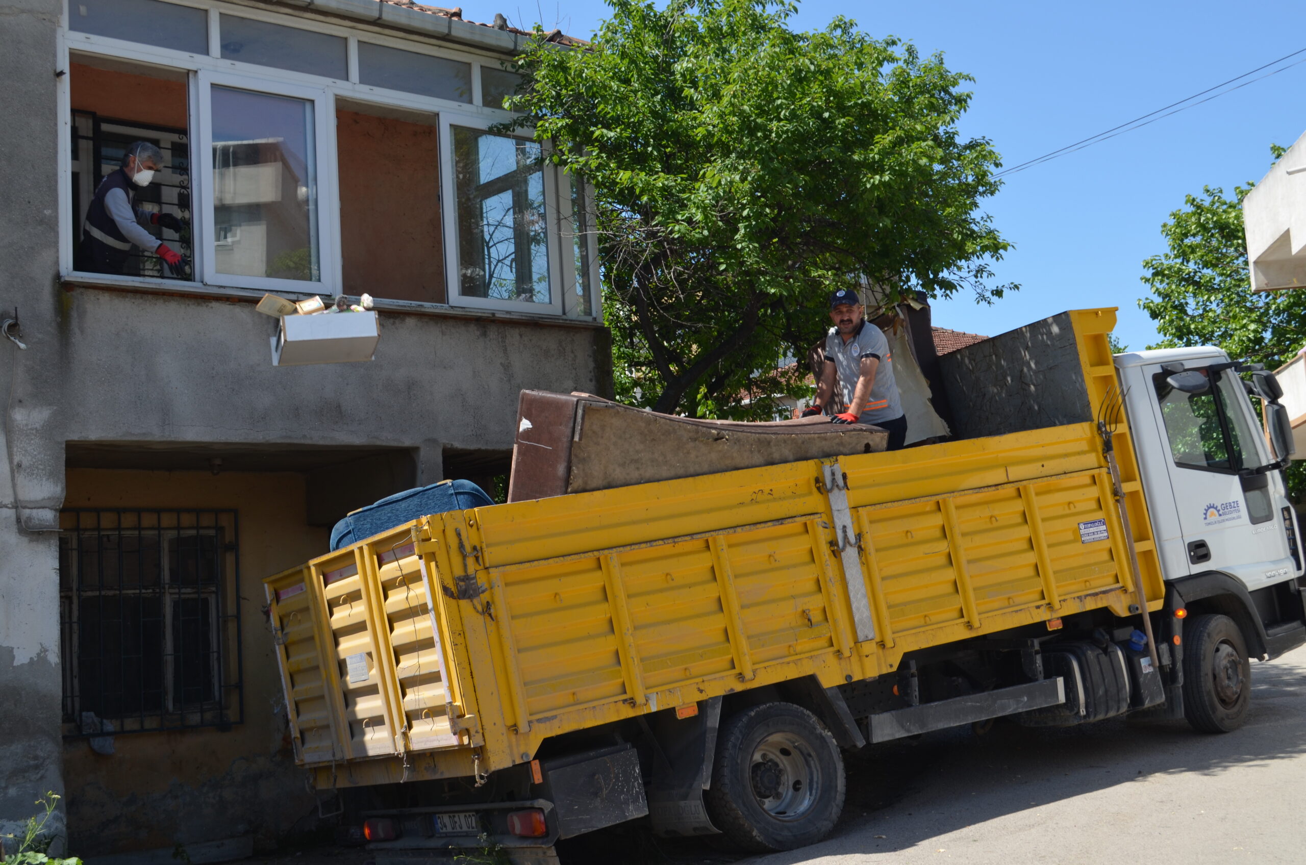 Kocaeli’de bir evden 10 kamyon çöp çıkarıldı